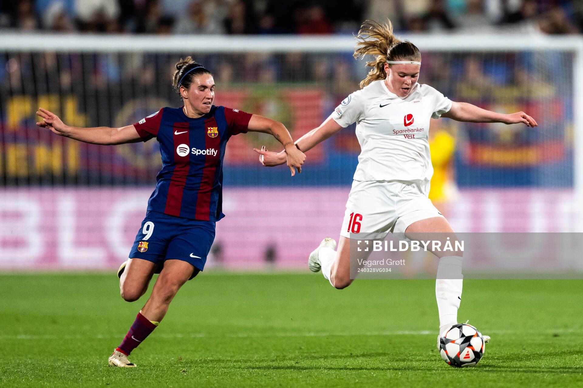 Mariona Caldentey of Barcelona and Signe Gaupset of Brann