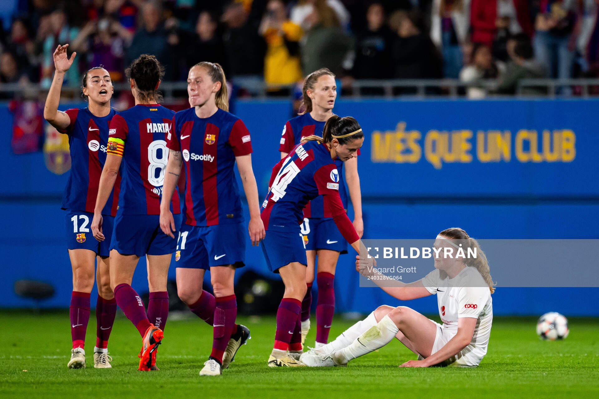 Aitana Bonmati of Barcelona and Signe Gaupset of Brann