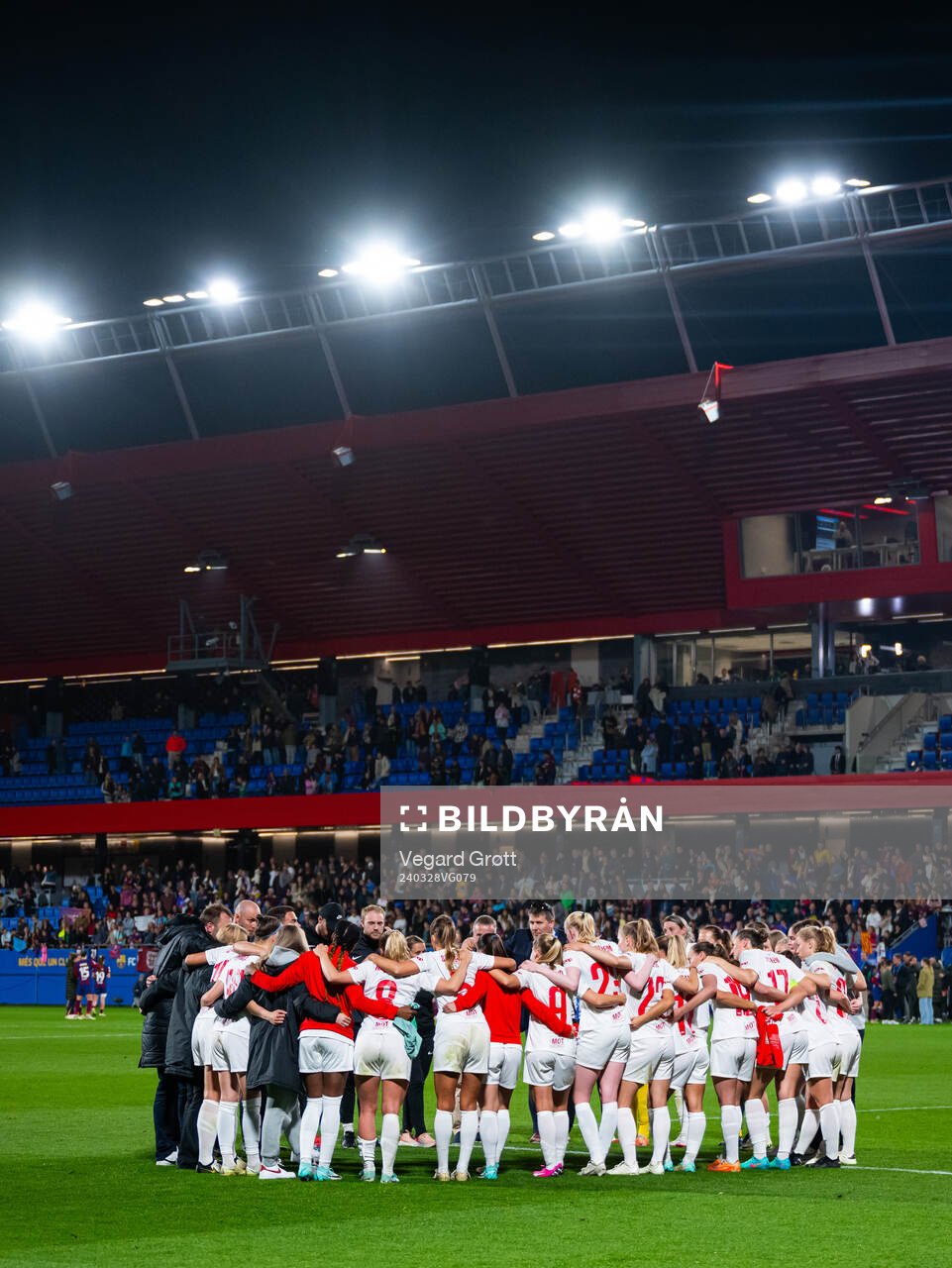 Players and staff of Brann gather in a circle