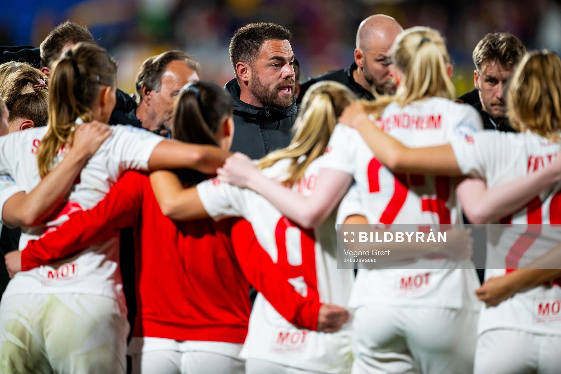 Martin Peter Ho, head coach of Brann, talks to the players after the UEFA Women's Champions League quarterfinal football match between Barcelona and Brann on March 28, 2024 in Barcelona.