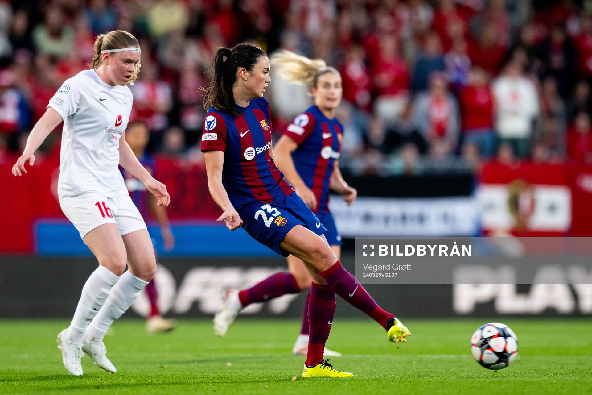 Signe Gaupset of Brann and Ingrid Syrstad Engen of Barcelona