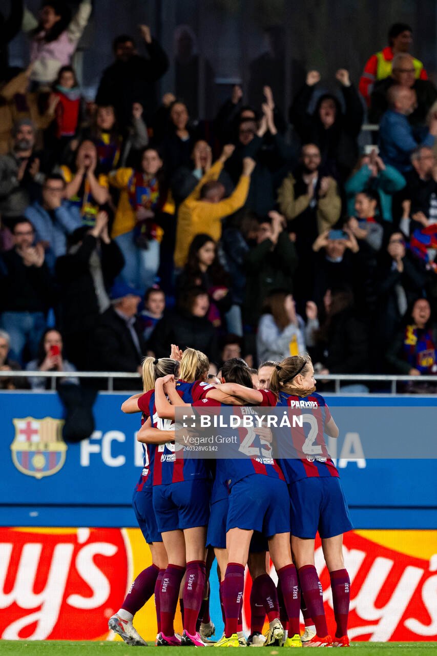Ingrid Syrstad Engen and players of Barcelona celebrate