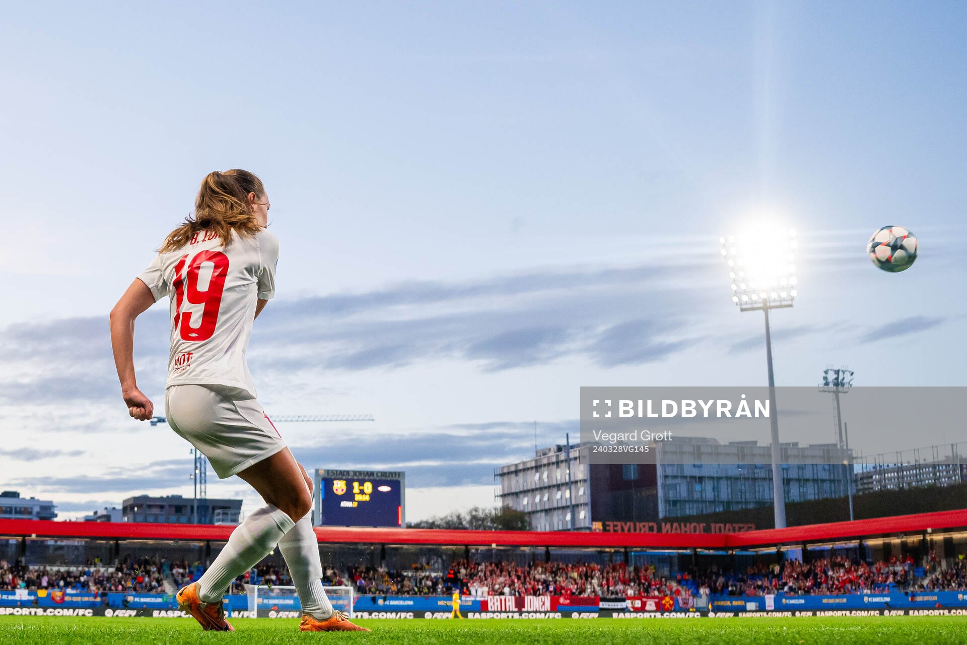 Marit Bratberg Lund of Brann takes a corner kick
