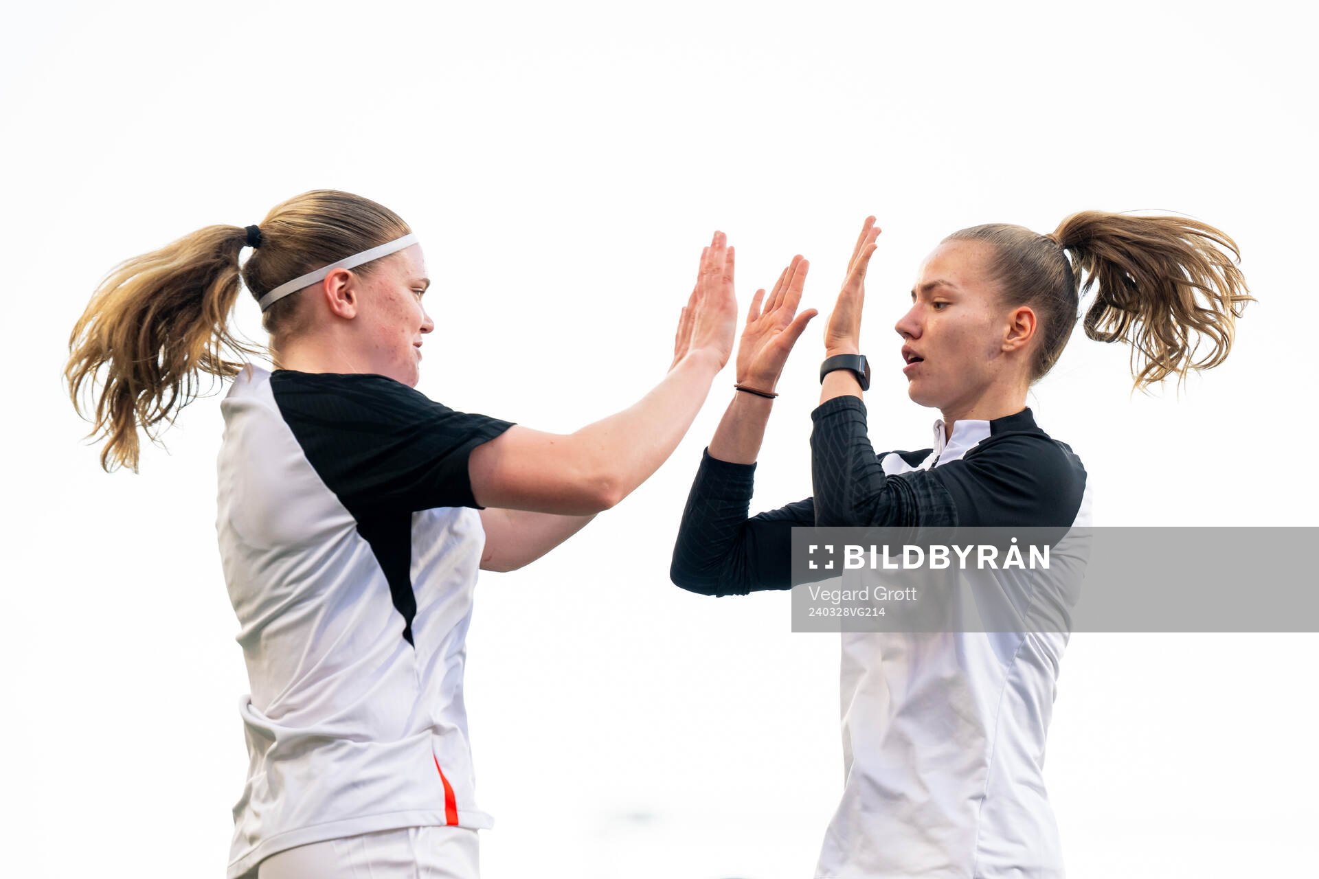 Signe Gaupset and Sara Ritter of Brann warm up