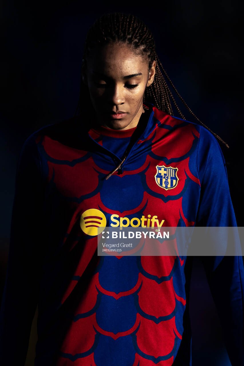 Salma Paralluelo of Barcelona warms up