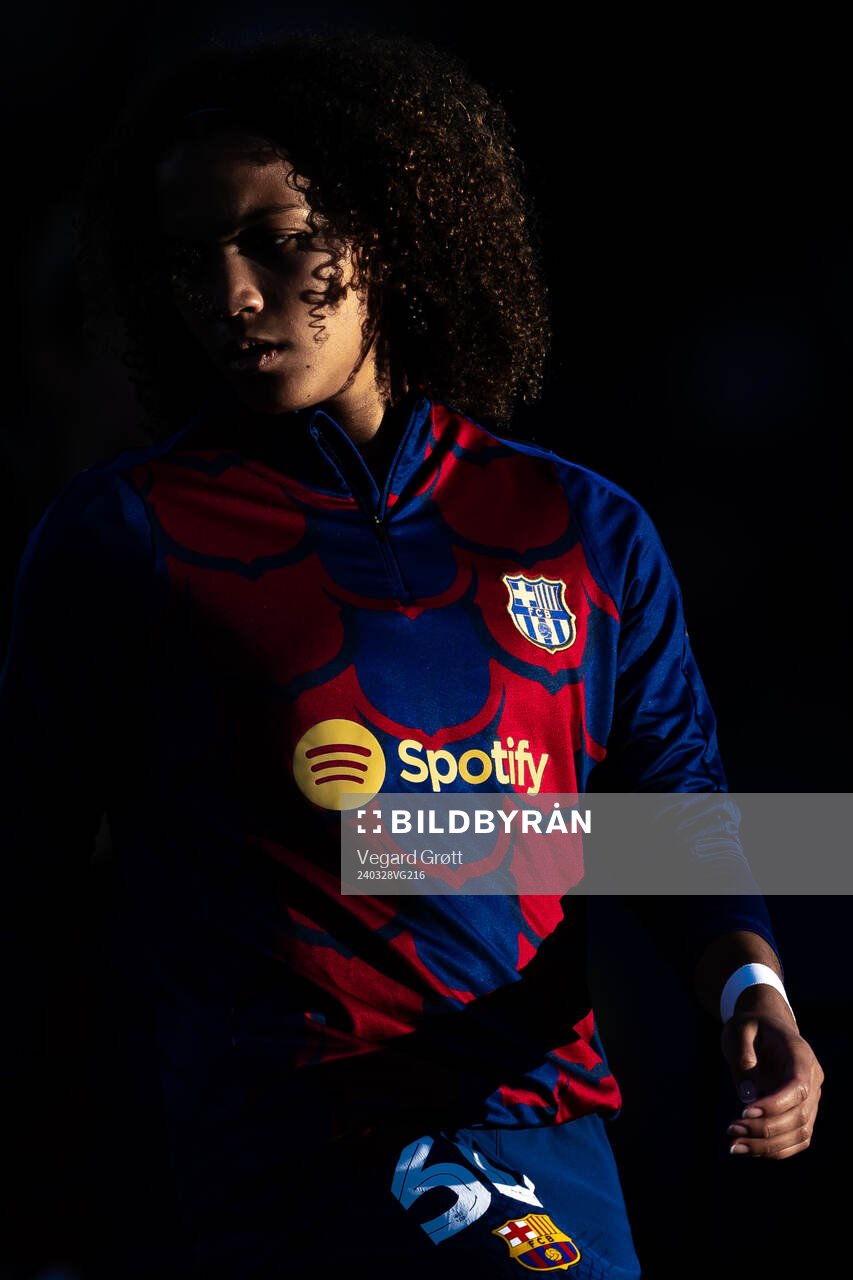 Vicky Lopez of Barcelona warms up