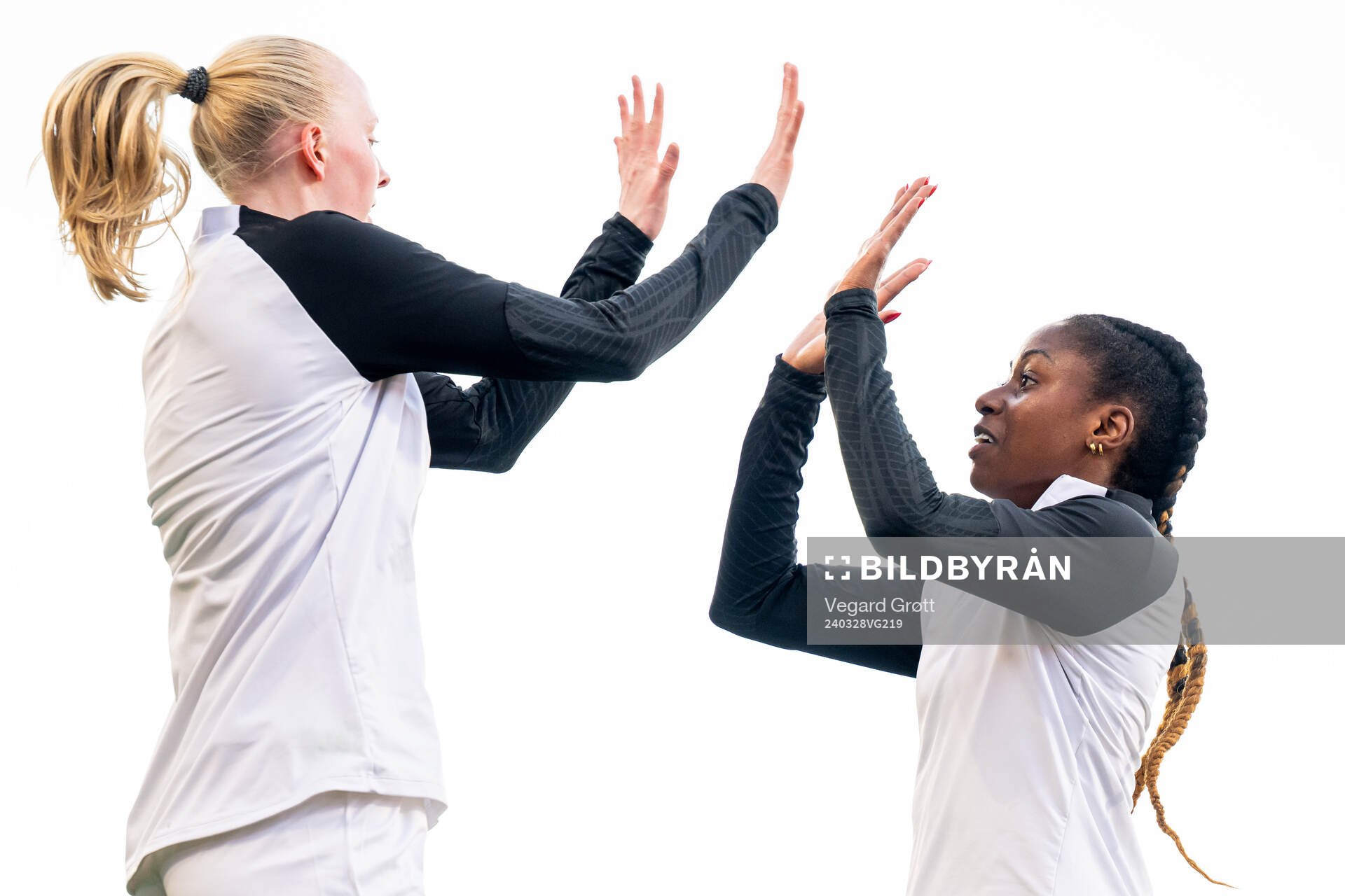 Tomine Svendheim and Natasha Anasi of Brann warm up