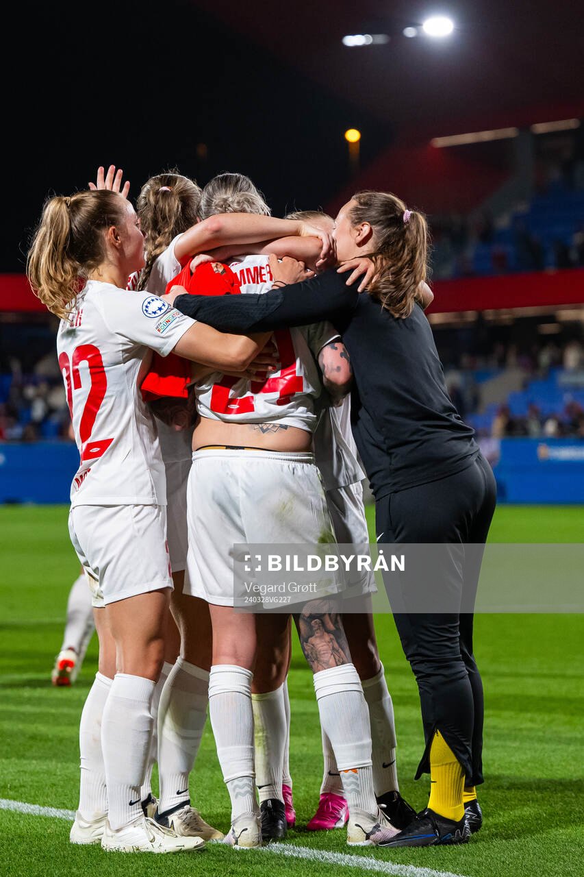 Larissa Crummer of Brann with teammates