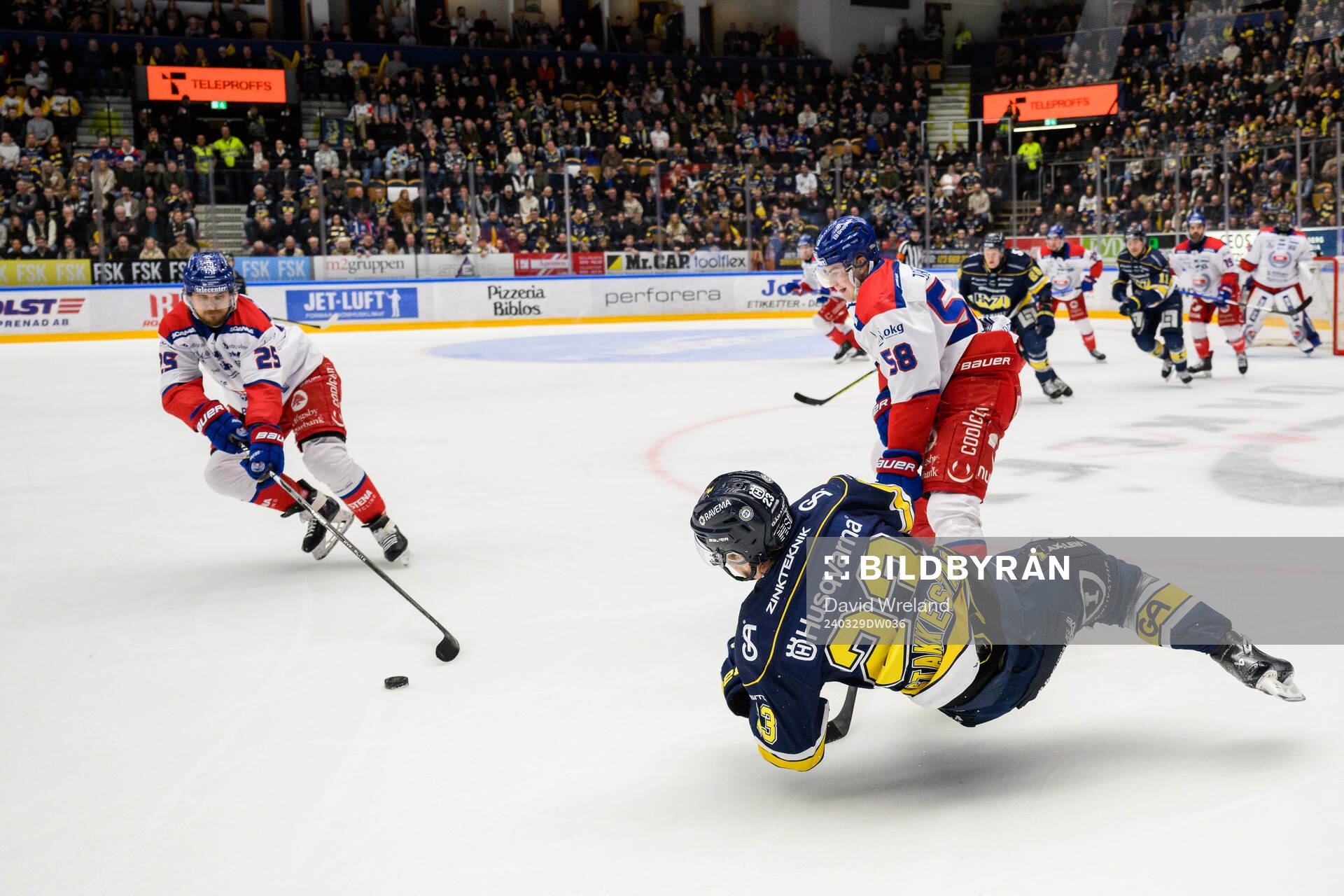 Oskarshamns Johannes Salmonsson och Hugo Jonasson mot HV71s