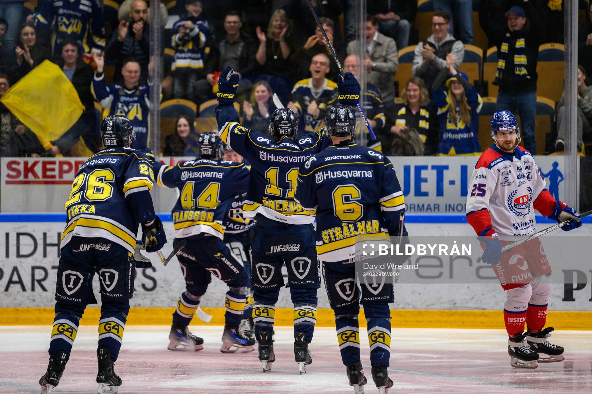 HV71s Åke Stakkestad jublar med lagkamrater