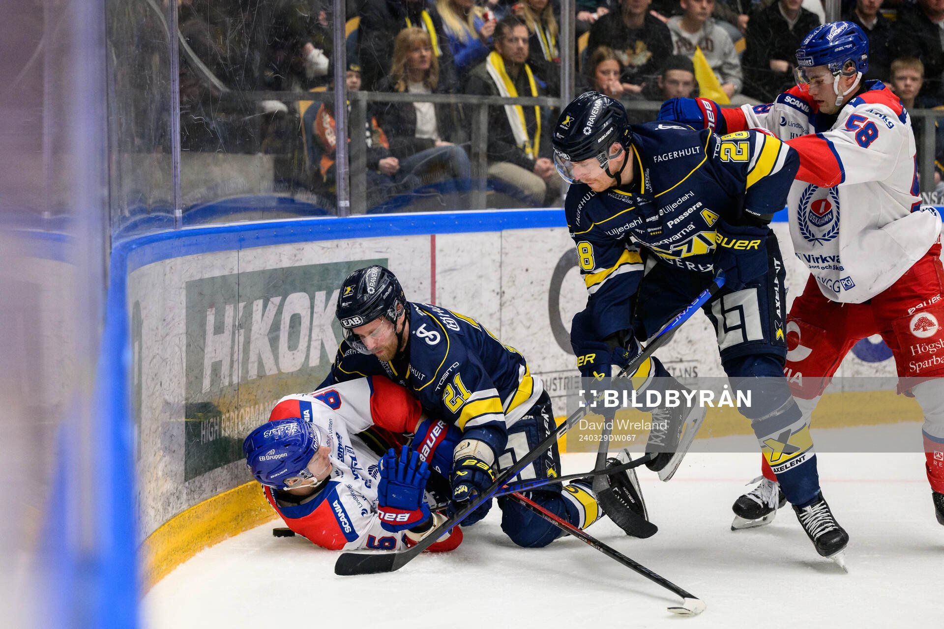 Oskarshamns Lukas Jasek och Hugo Jonasson mot HV71s Mattias