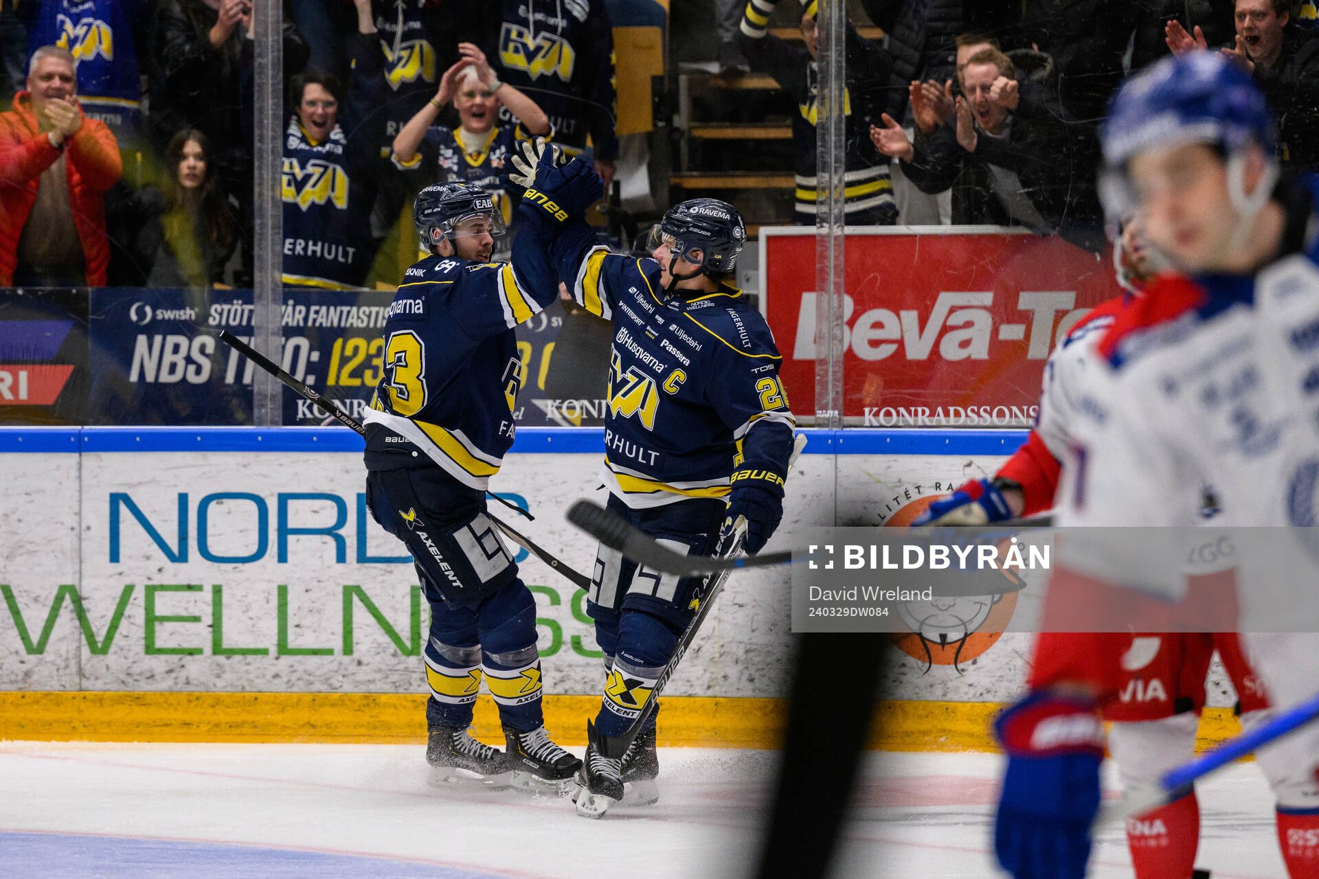 HV71s Nicholas Shore och Andre Petersson jublar