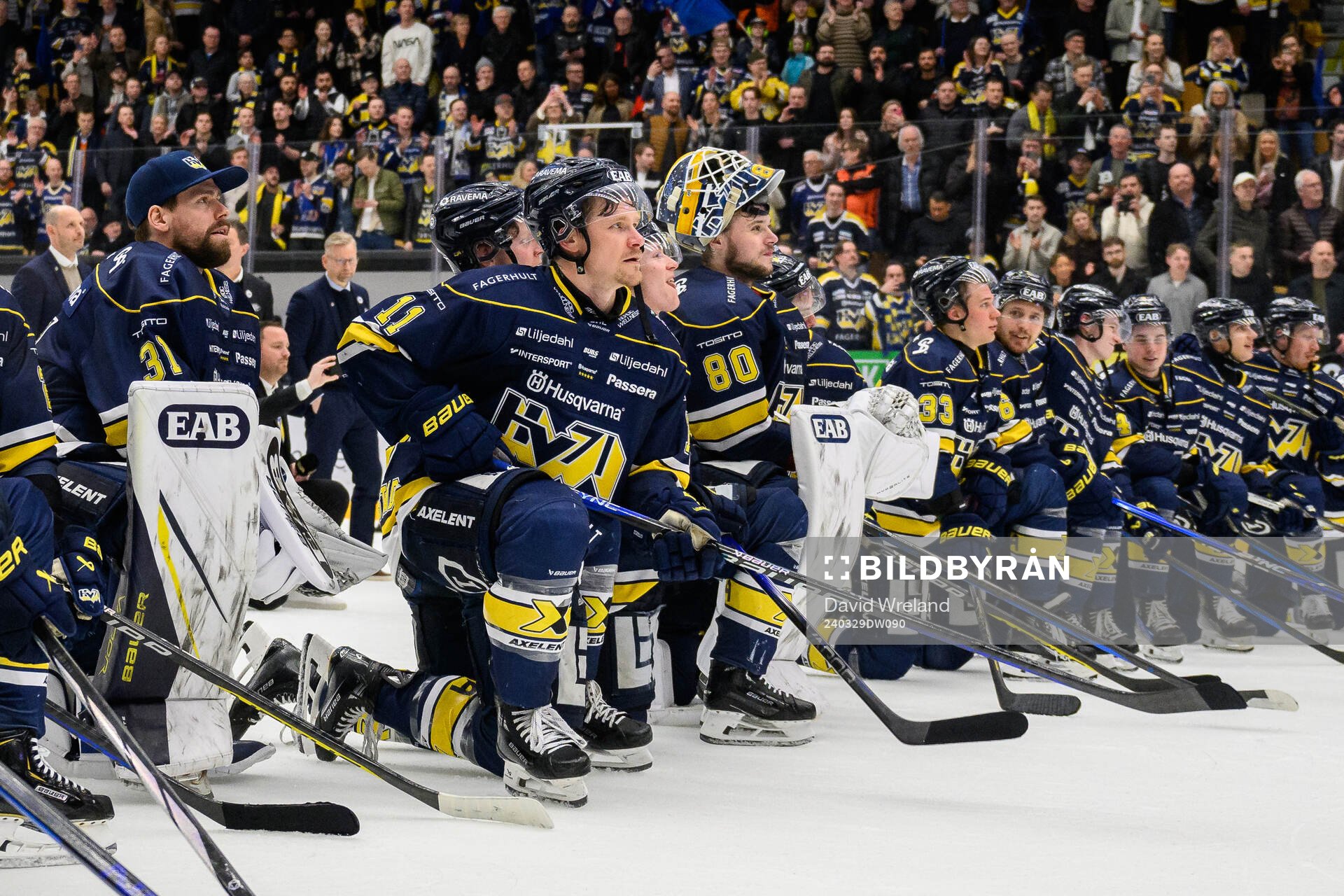 HV71s Simon Önerud jublar med lagkamrater