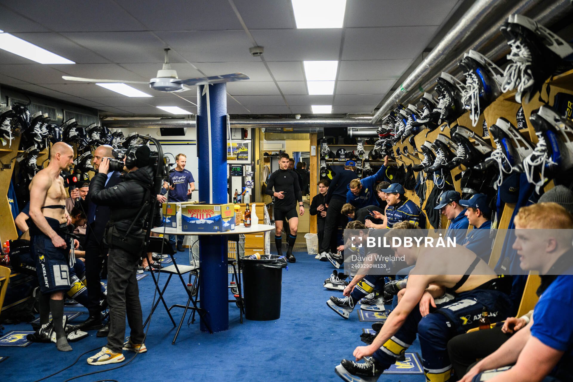HV71s spelare firar i omklädningsrummet