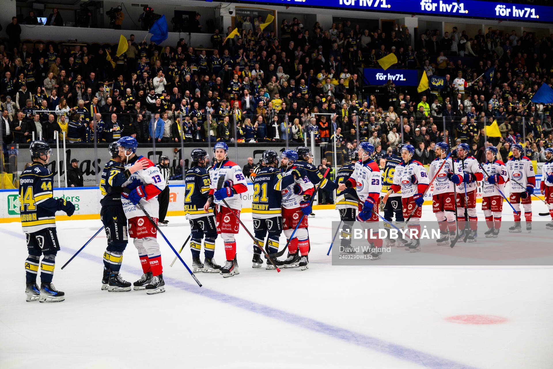 HV71 och Oskarshamns spelare tackar varandra