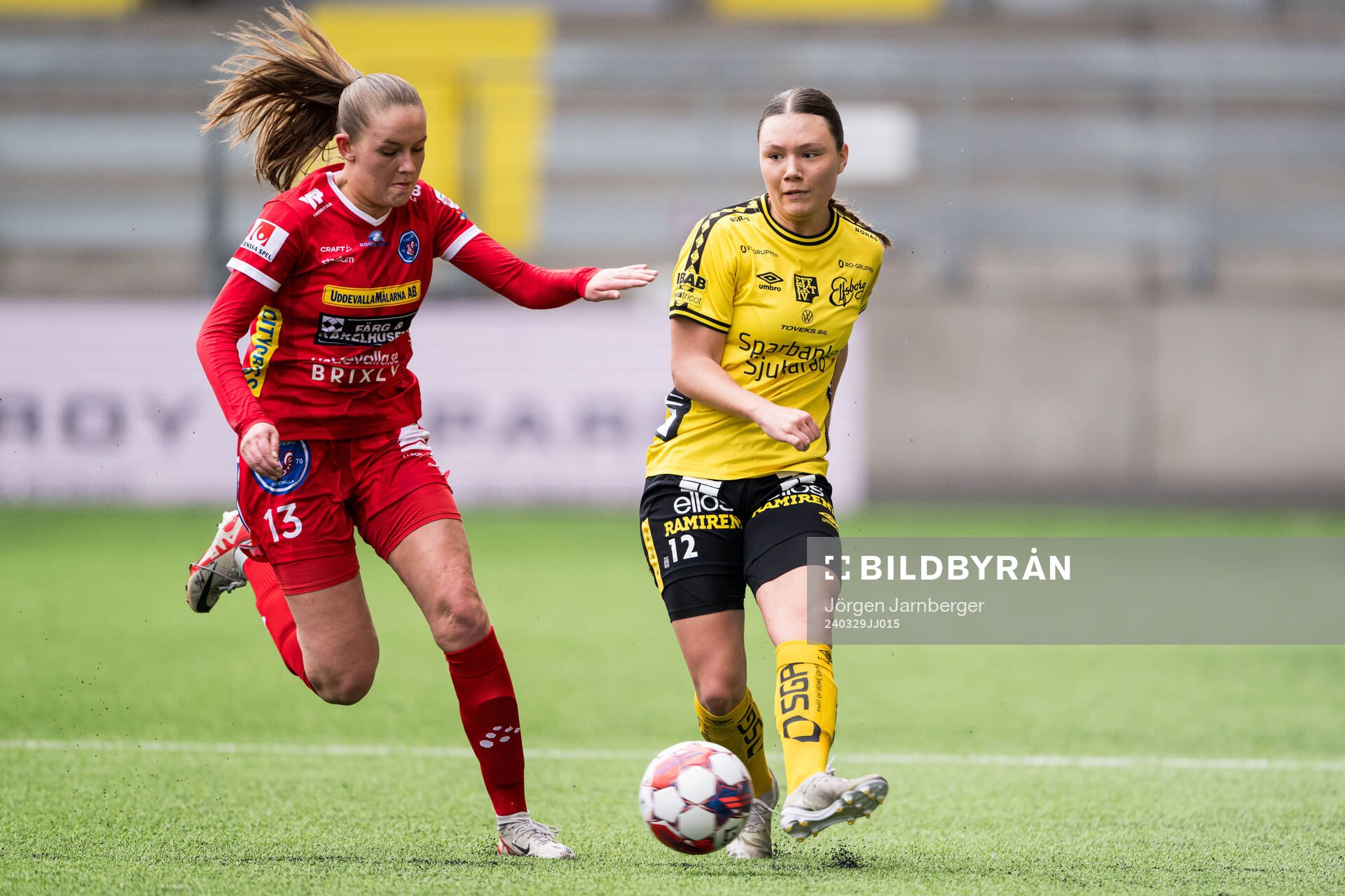 Rössös Tuva Hahne och Elfsborgs Hedvig Petersson under träningsmatchen mellan Elfsborg och Rössö den 29 mars 2024 i Borås. 