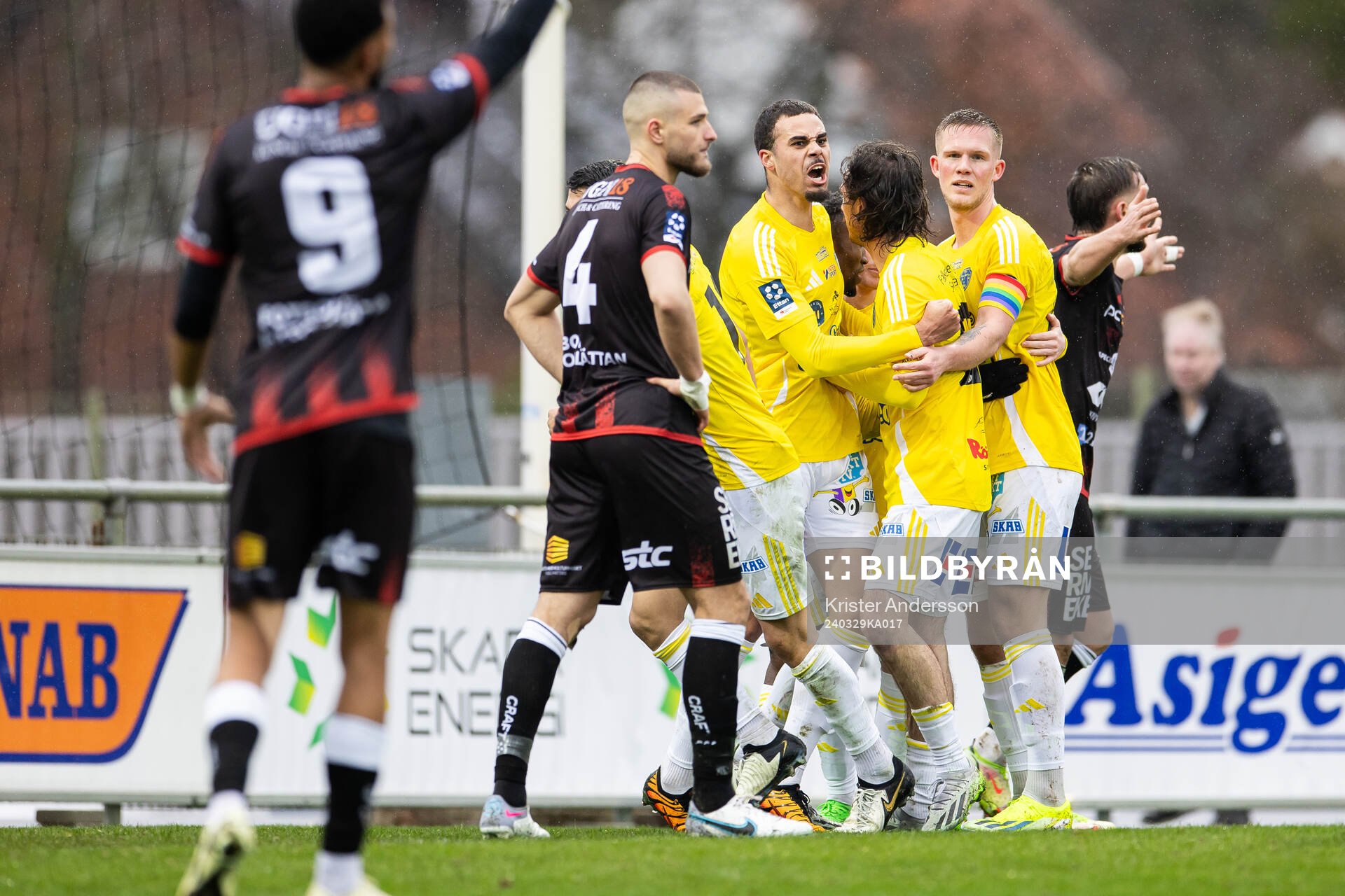 Falkenbergs spelare jublar