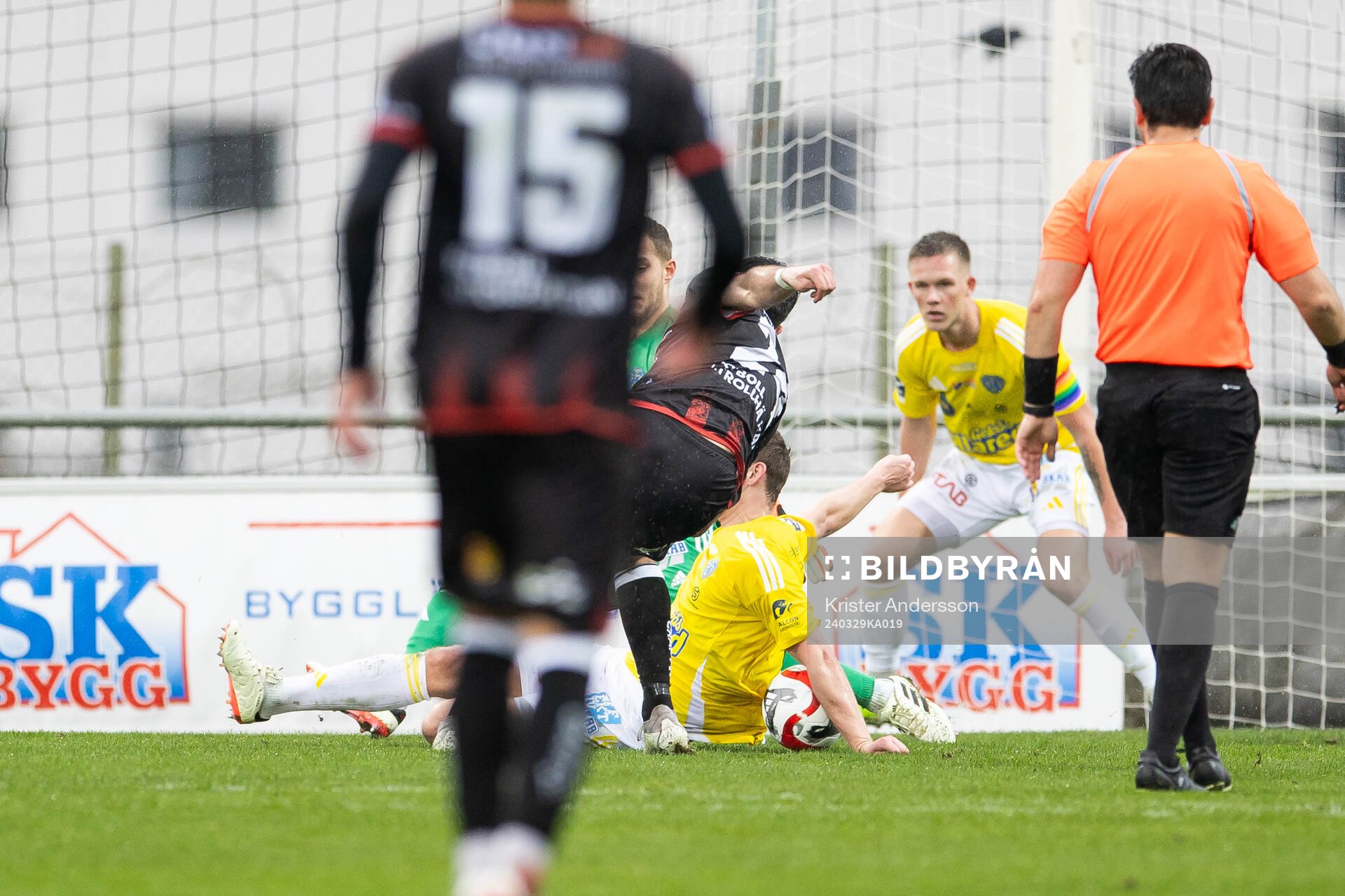 Falkenbergs Noel Hansson får bollen på armen