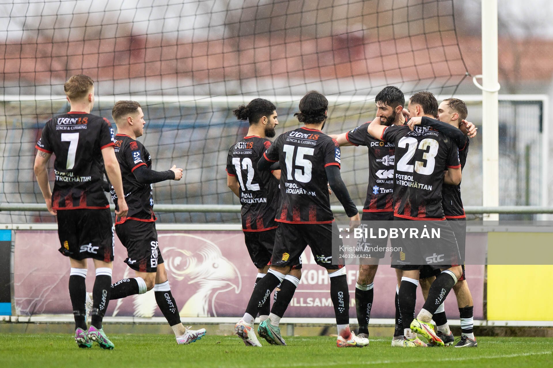 Trollhättans Cihan Sener jublar med laget efter 0-1 under fotbollsmatchen i Ettan södra mellan Falkenberg och Trollhättan den 29 mars 2024 i Falkenberg.