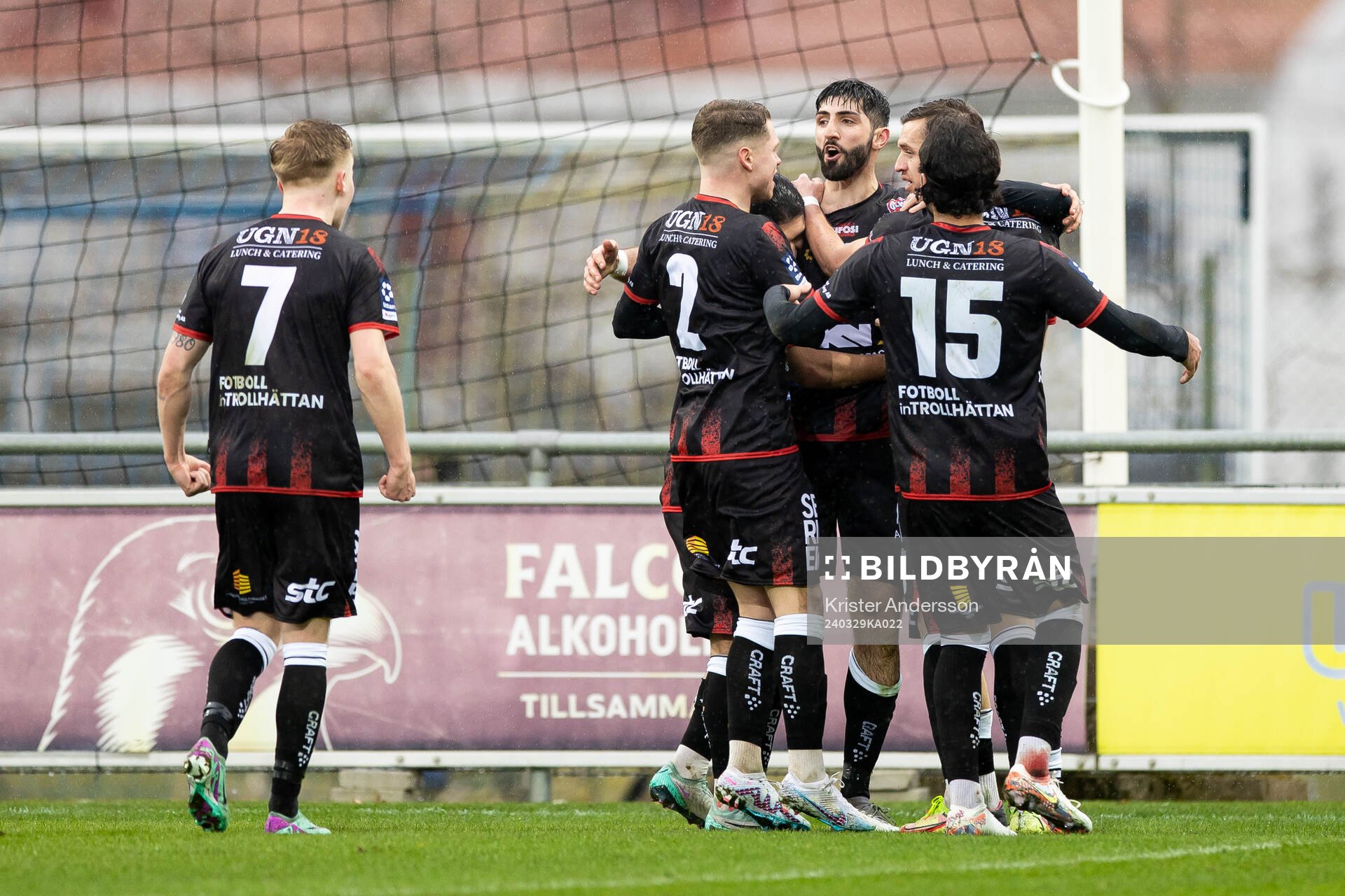 Trollhättans Cihan Sener jublar med laget efter 0-1 under fotbollsmatchen i Ettan södra mellan Falkenberg och Trollhättan den 29 mars 2024 i Falkenberg.
