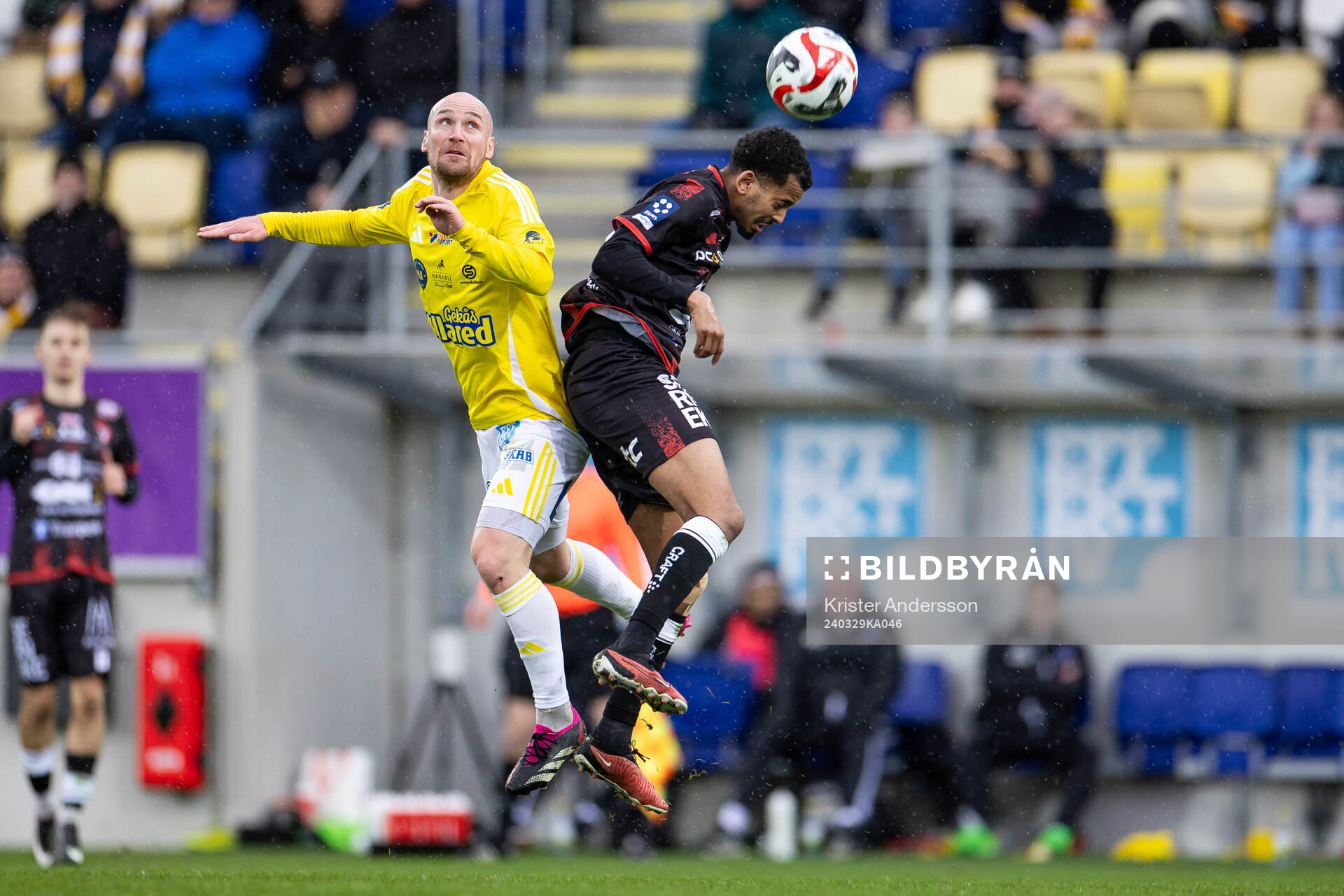 Falkenbergs Christoffer Carlsson och Trollhättans Yoel Embaye under fotbollsmatchen i Ettan södra mellan Falkenberg och Trollhättan den 29 mars 2024 i Falkenberg.