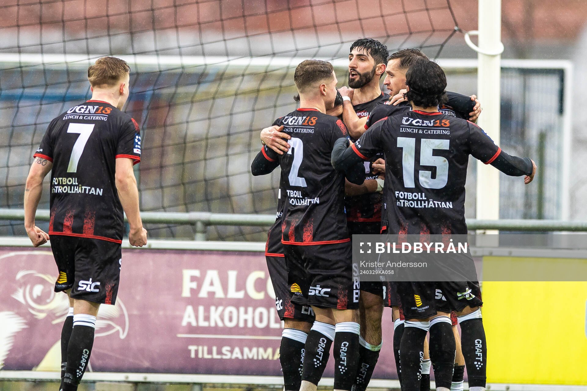 Trollhättans Cihan Sener jublar med laget efter 0-1 under fotbollsmatchen i Ettan södra mellan Falkenberg och Trollhättan den 29 mars 2024 i Falkenberg.