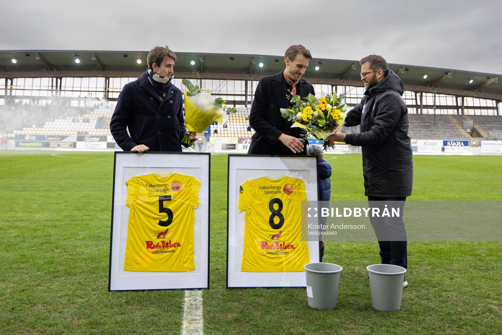 Adam Eriksson och Tobias Helldén avtackas utav sportchef