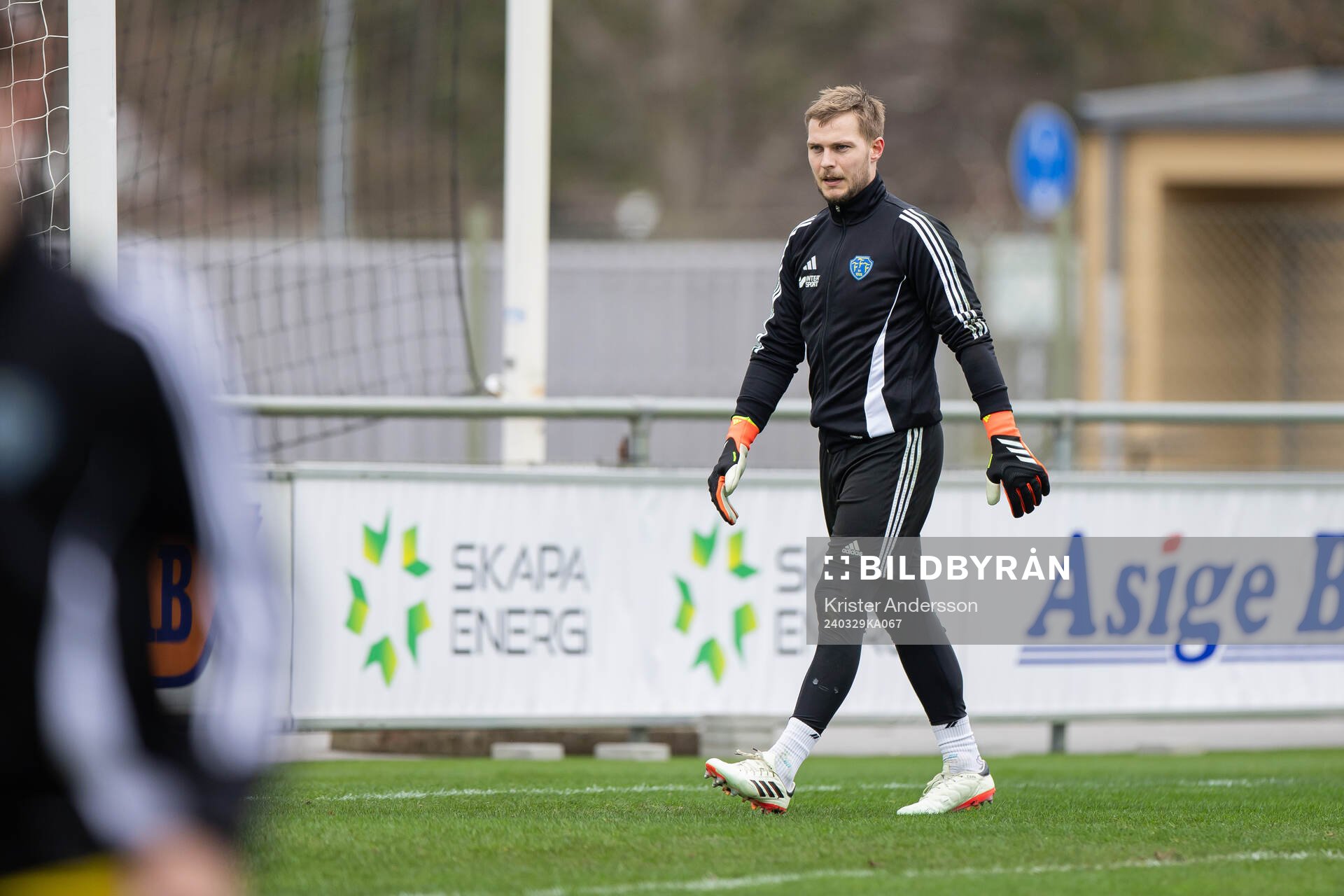 Falkenbergs målvakt Anton Andersson inför fotbollsmatchen i Ettan södra mellan Falkenberg och Trollhättan den 29 mars 2024 i Falkenberg.