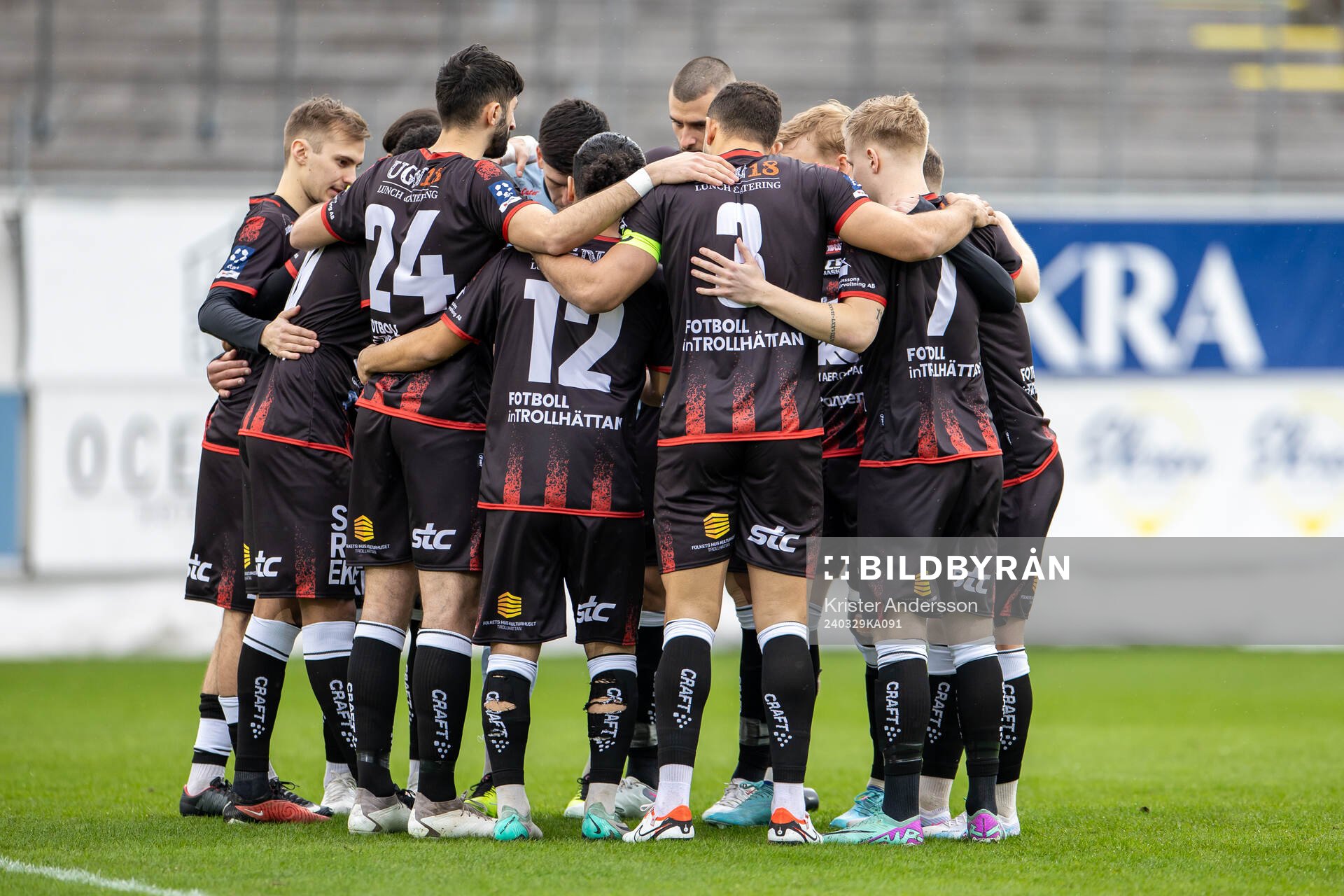 Trollhättans spelare inför fotbollsmatchen i Ettan södra mellan Falkenberg och Trollhättan den 29 mars 2024 i Falkenberg. 