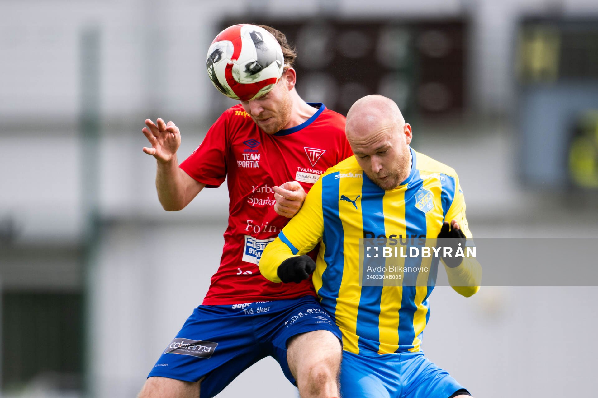 Tvååkers IFs Tim van Assema och Eskilsminnes Christian Ljungberg under fotbollsmatchen i Division 1 södra mellan Eskilsminne och Tvååkers IF den 30 mars 2024 i Helsingborg.