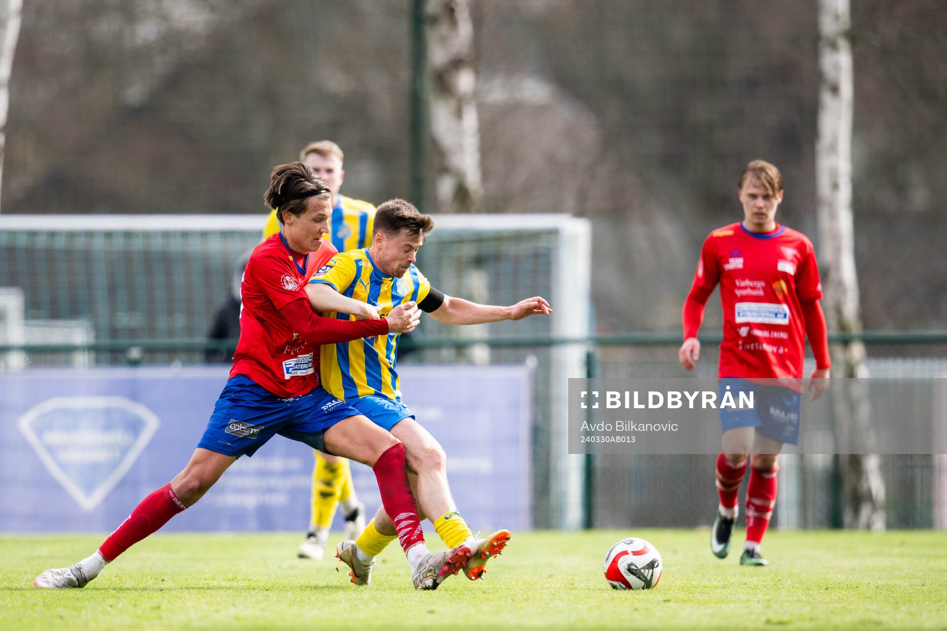 Eskilsminnes Lucas Ohlander och Tvååkers IFs Tim van Assema under fotbollsmatchen i Division 1 södra mellan Eskilsminne och Tvååkers IF den 30 mars 2024 i Helsingborg.