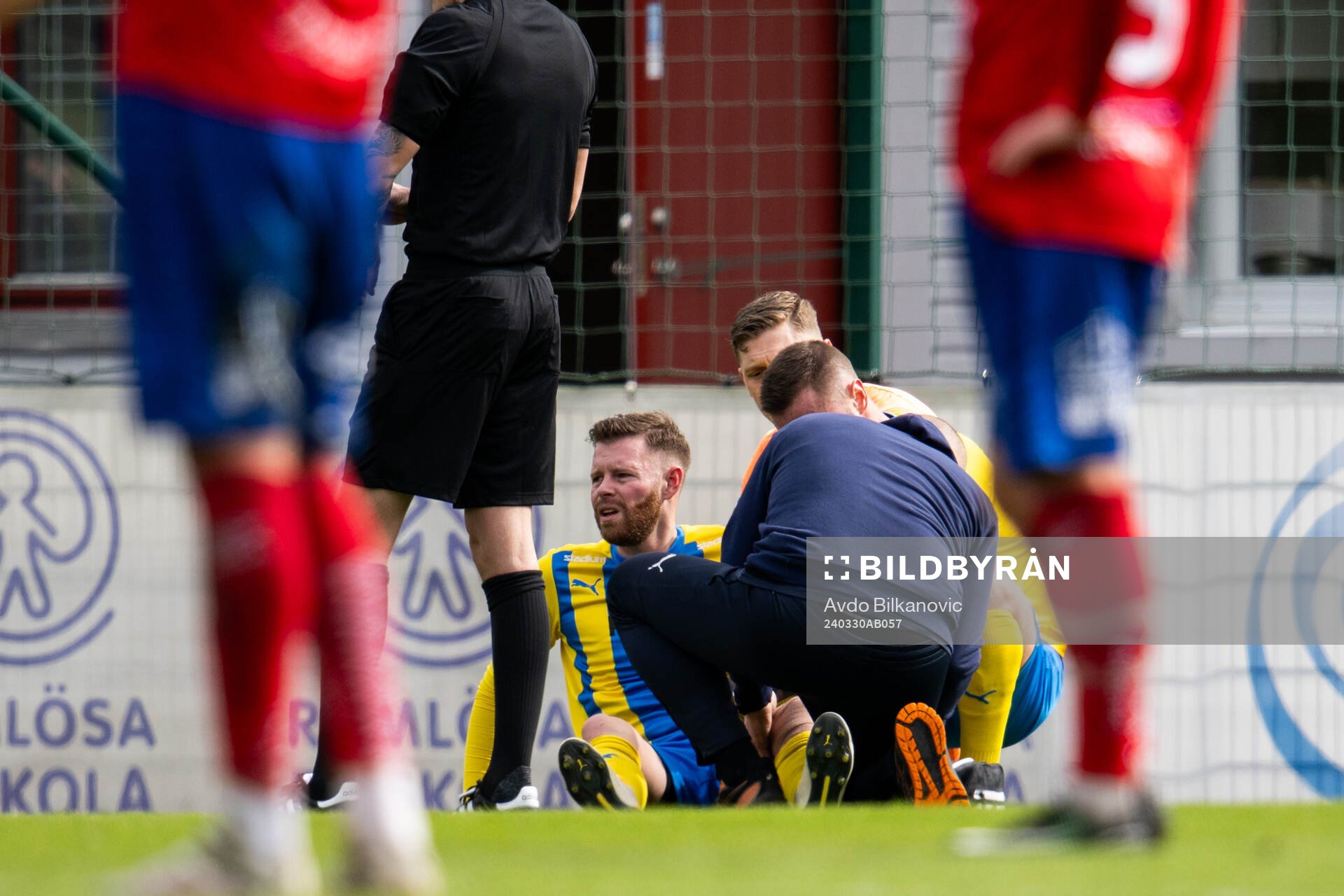 Eskilsminnes Adrian Petersson får hjälp