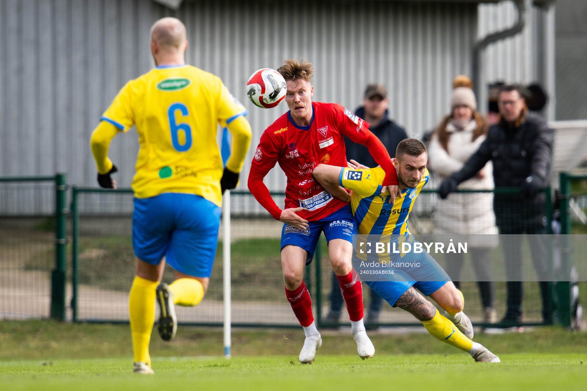 Eskilsminnes Casper Seger och Tvååkers IFs Isak Wiman under fotbollsmatchen i Division 1 södra mellan Eskilsminne och Tvååkers IF den 30 mars 2024 i Helsingborg.