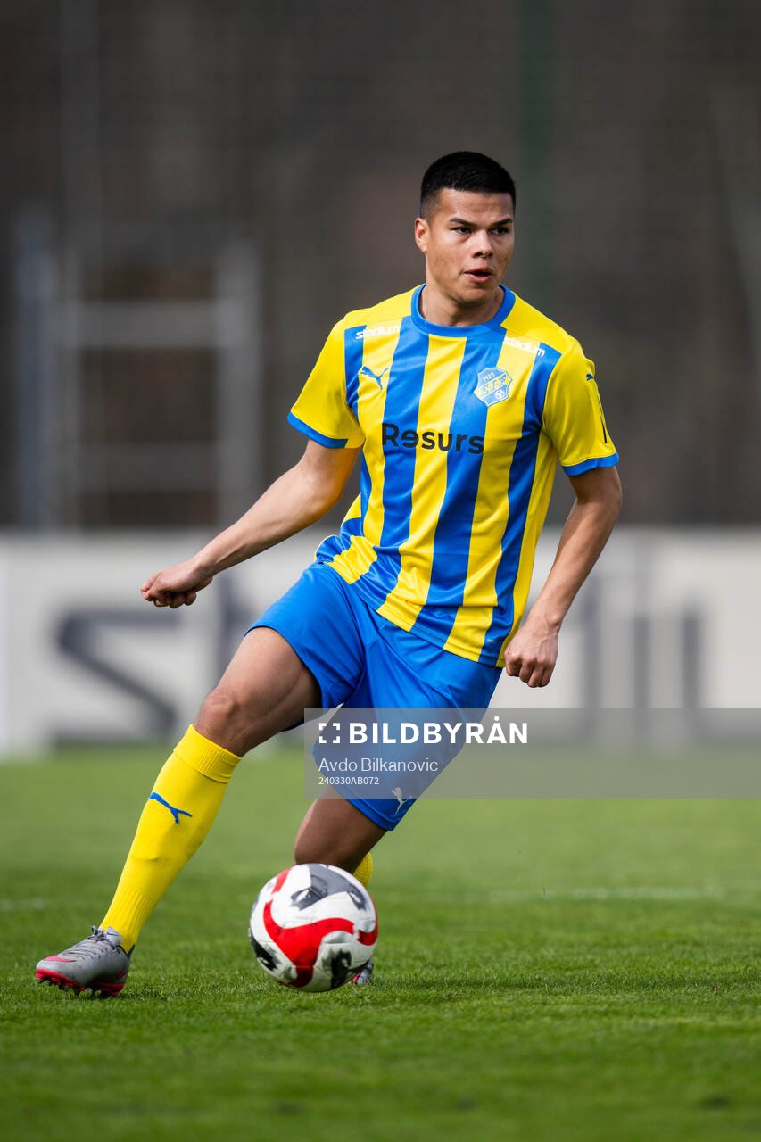 Eskilsminnes Jonathan Larsson under fotbollsmatchen i Division 1 södra mellan Eskilsminne och Tvååkers IF den 30 mars 2024 i Helsingborg.