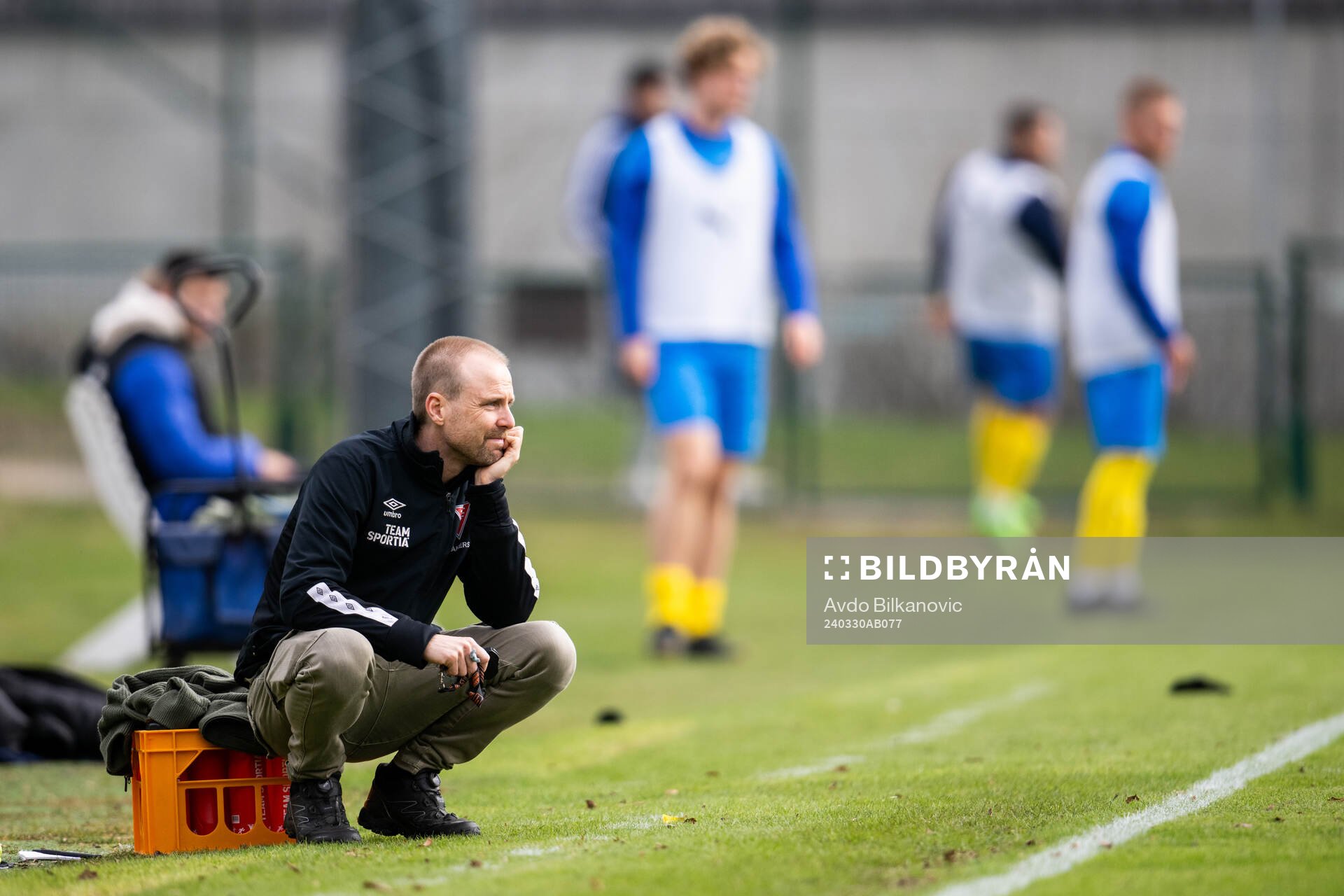 Tvååkers IFs tränare Pierre Krantz under fotbollsmatchen i Division 1 södra mellan Eskilsminne och Tvååkers IF den 30 mars 2024 i Helsingborg.