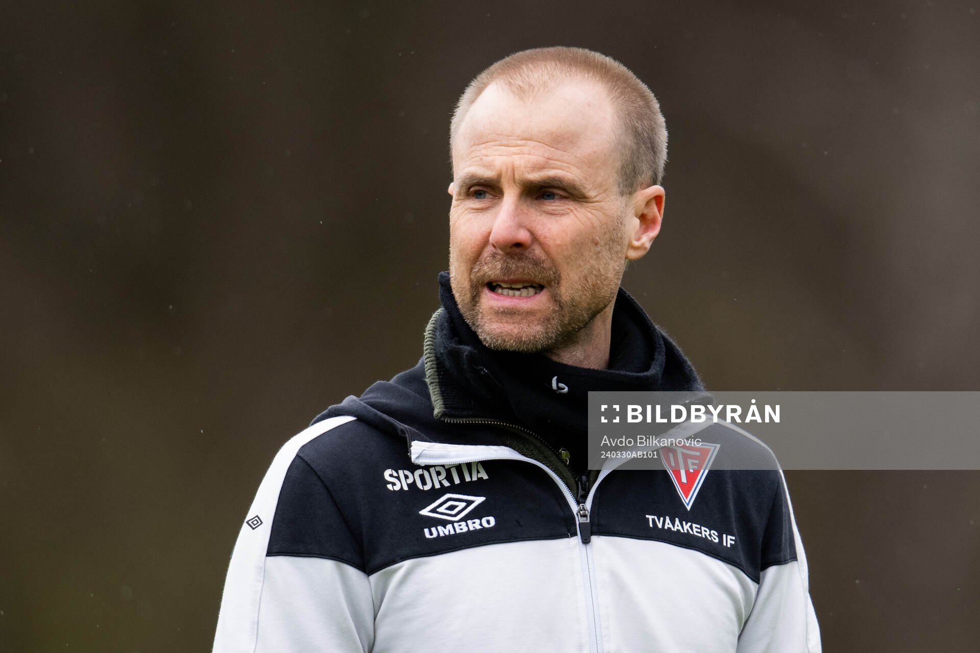 Tvååkers IFs tränare Pierre Krantz under fotbollsmatchen i Division 1 södra mellan Eskilsminne och Tvååkers IF den 30 mars 2024 i Helsingborg. 