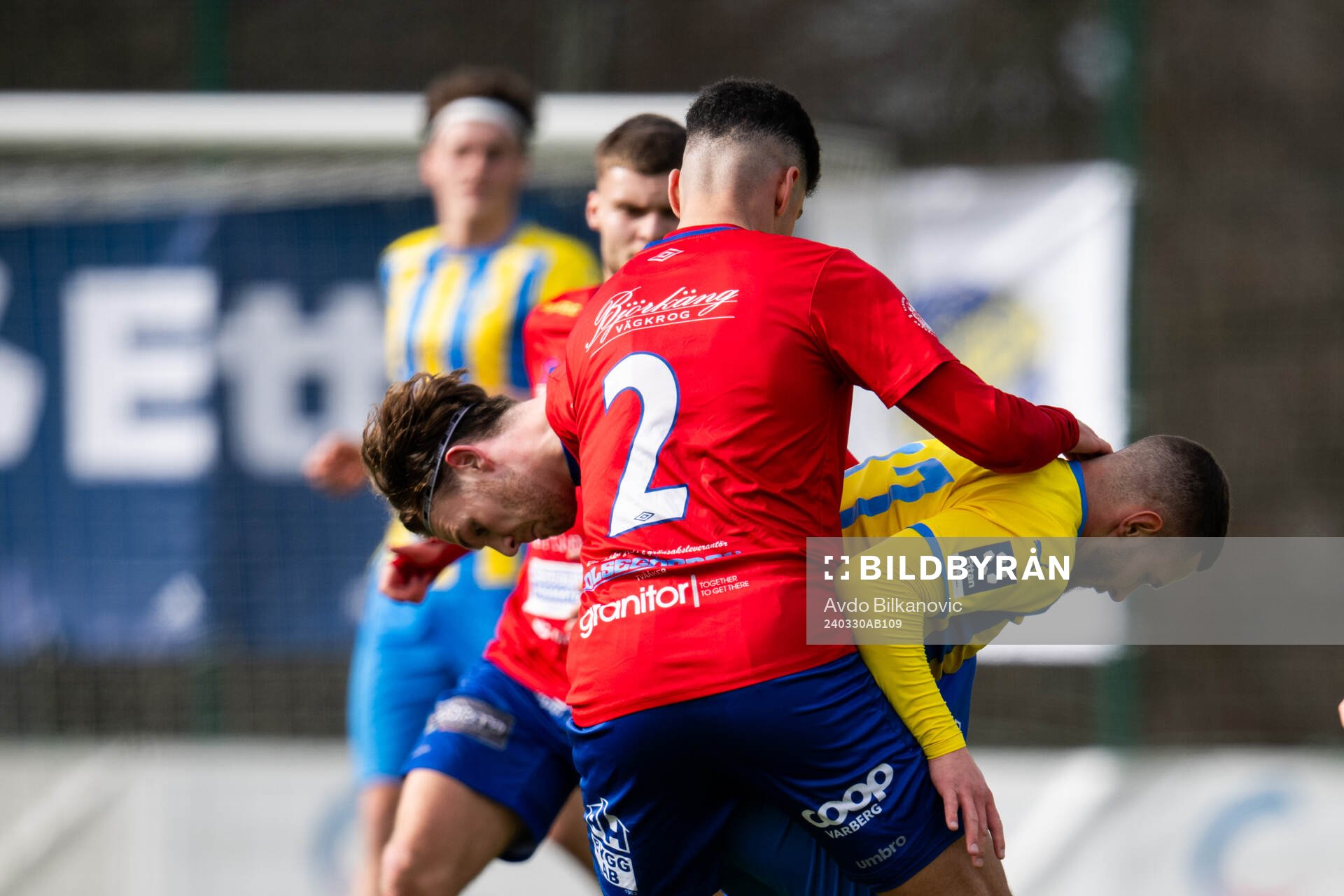Eskilsminnes Andreas Quist Svensson mot Tvååkers IFs Mohammad Ahmadi och Tim van Assema under fotbollsmatchen i Division 1 södra mellan Eskilsminne och Tvååkers IF den 30 mars 2024 i Helsingborg. 
