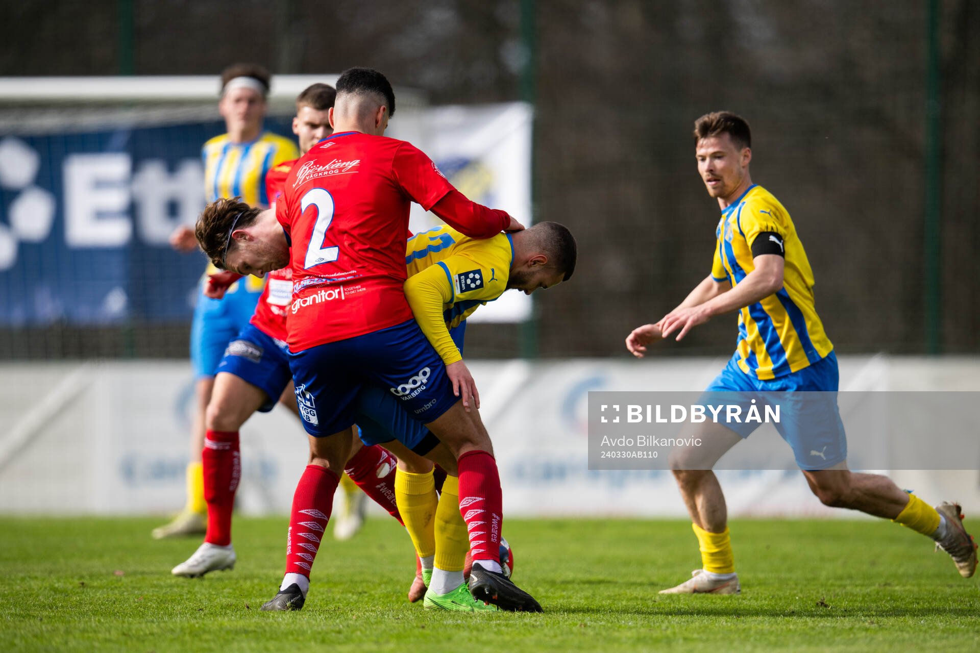 Eskilsminnes Andreas Quist Svensson mot Tvååkers IFs Mohammad Ahmadi och Tim van Assema under fotbollsmatchen i Division 1 södra mellan Eskilsminne och Tvååkers IF den 30 mars 2024 i Helsingborg.