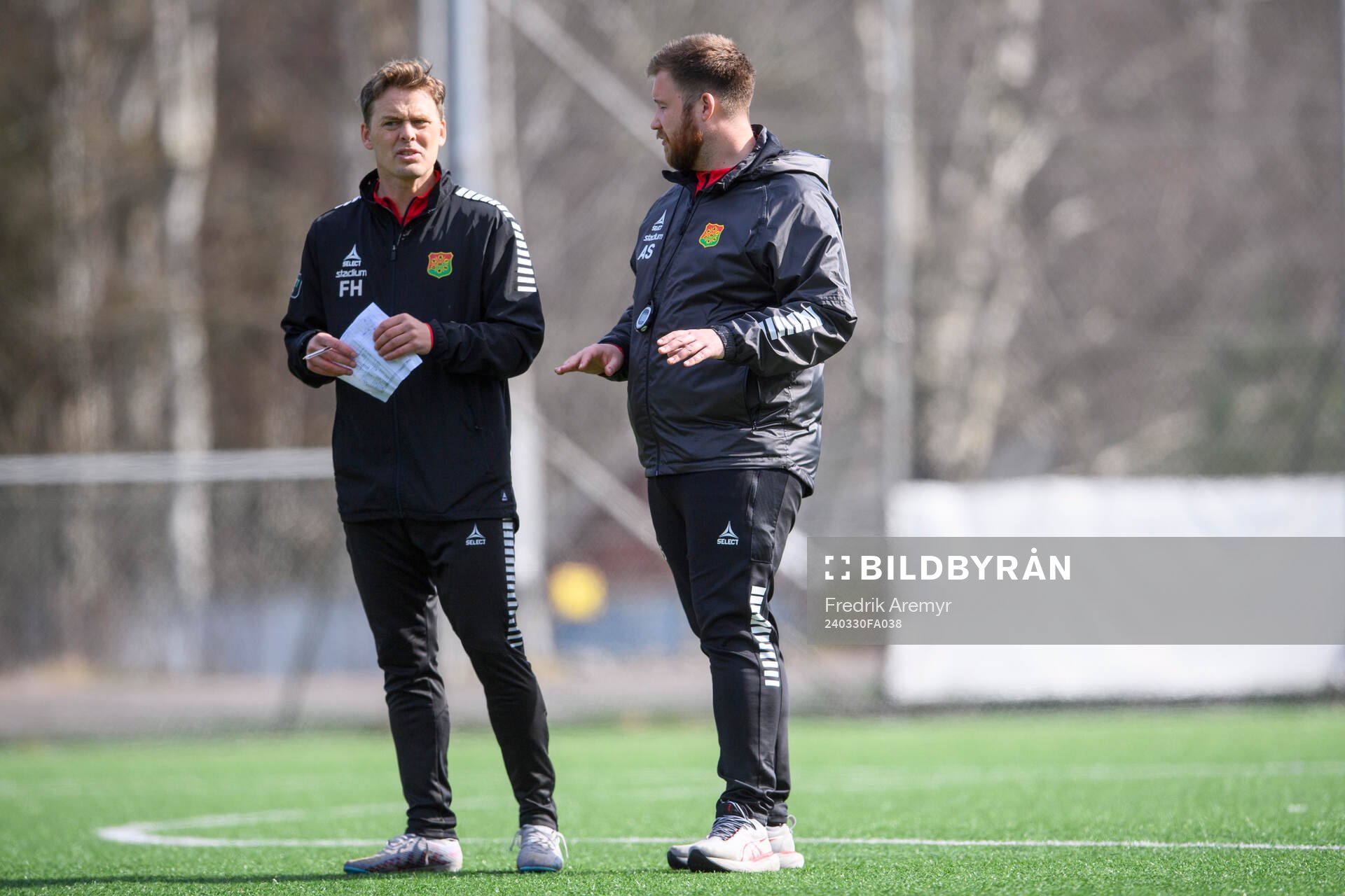 tränare Fredrik Holmberg och assisterande tränare