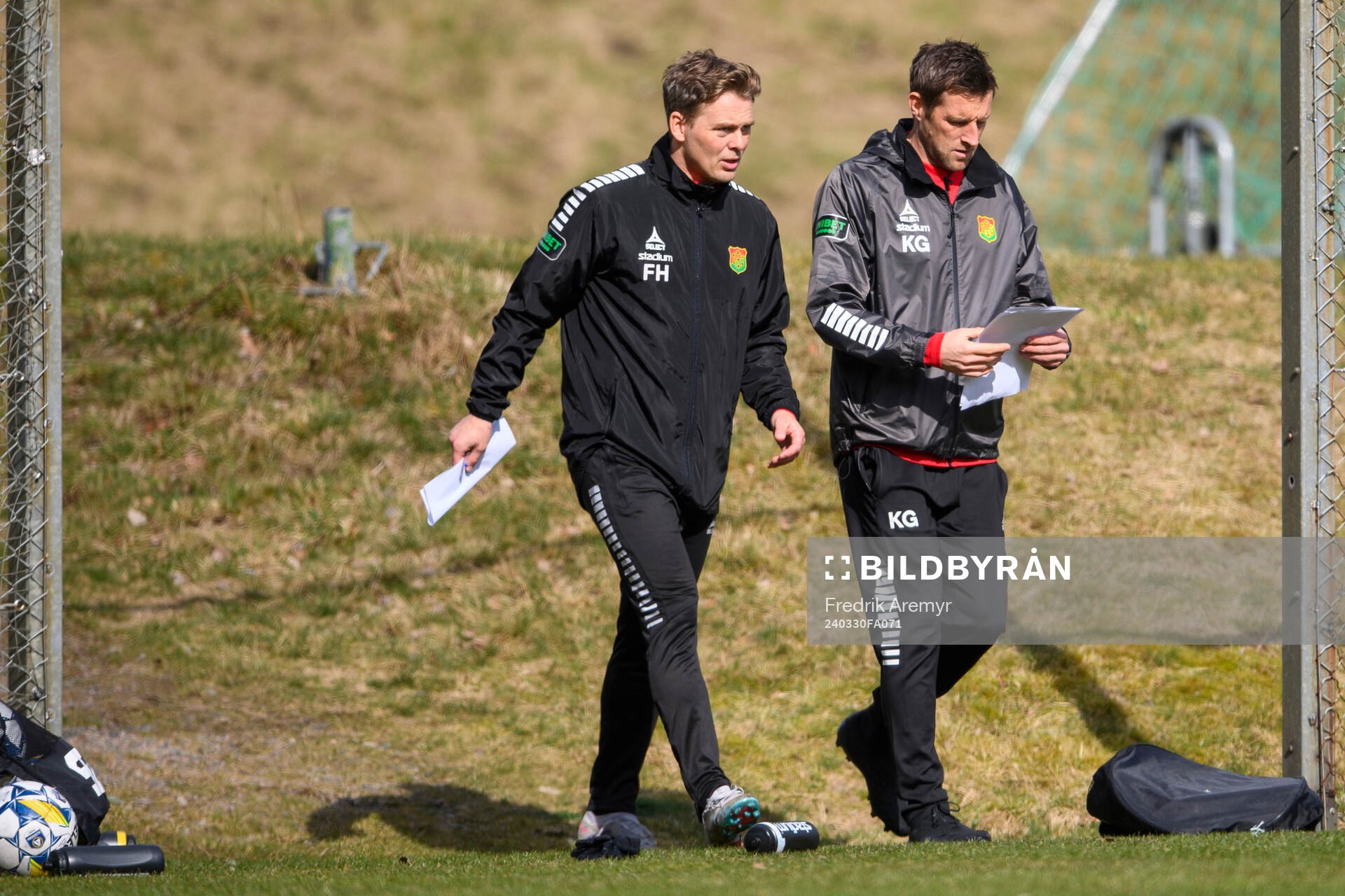 tränare Fredrik Holmberg  och assisterande tränare