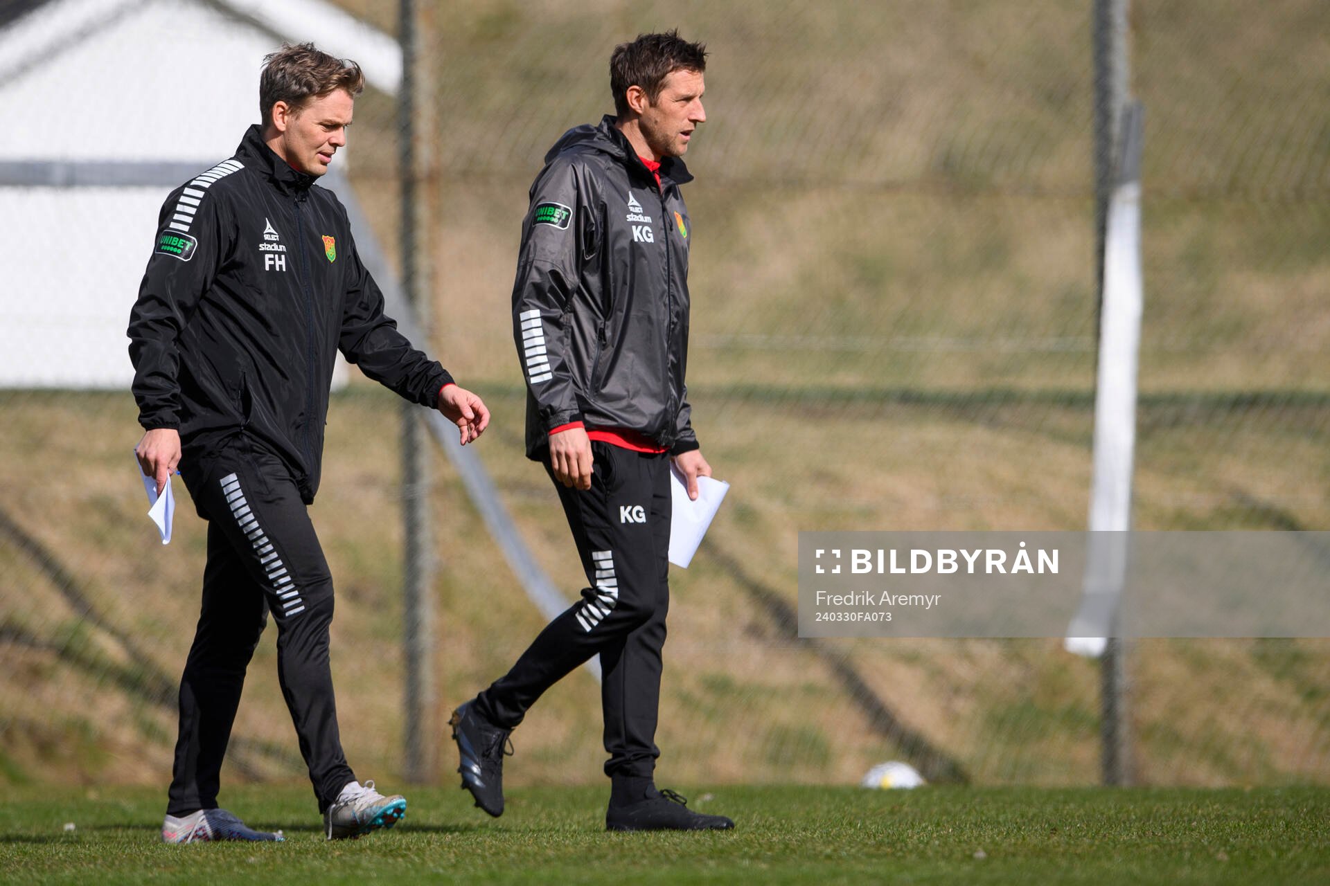 tränare Fredrik Holmberg  och assisterande tränare