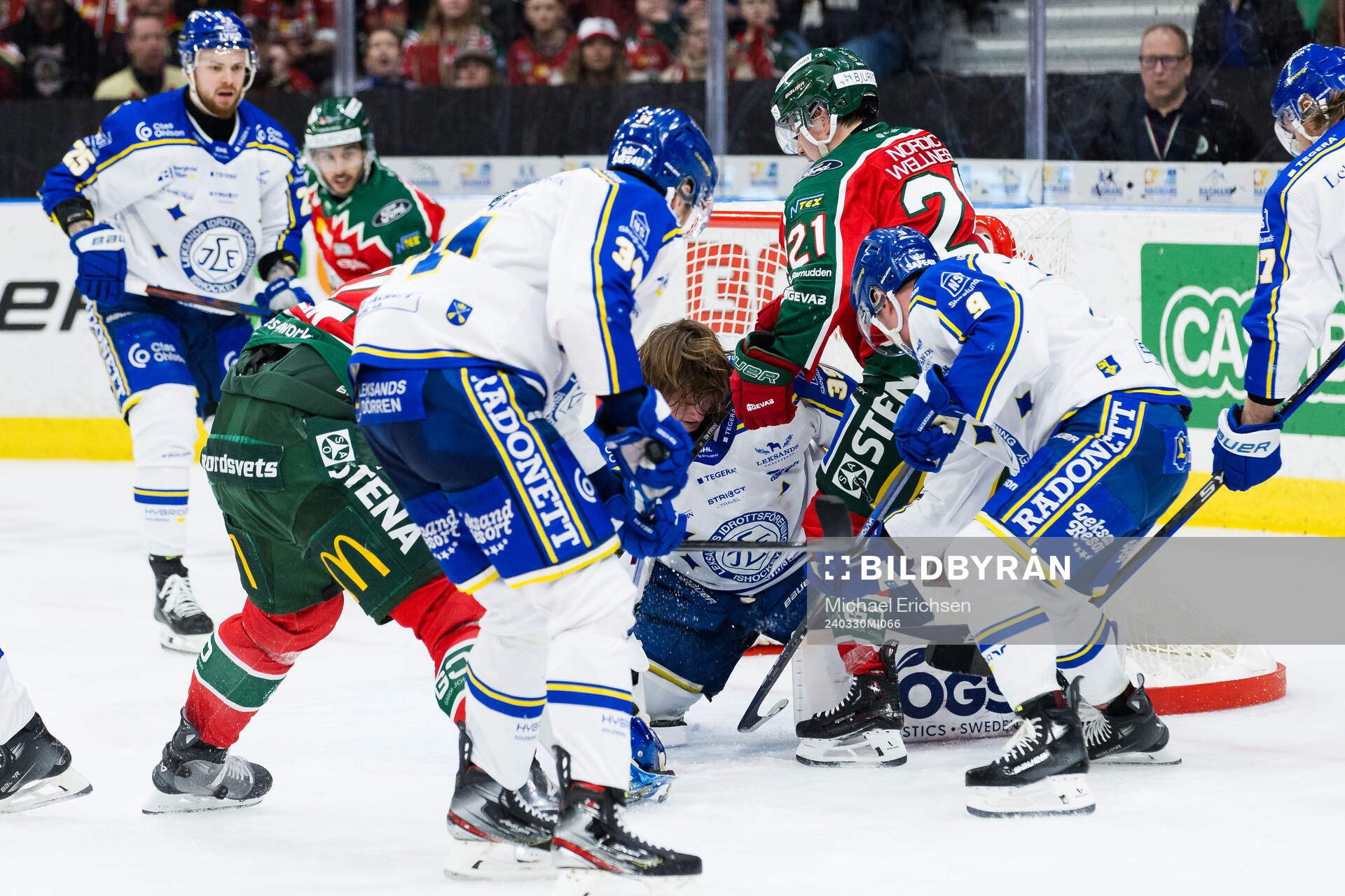 Leksands målvakt Filip Larsson tappar hjälmen