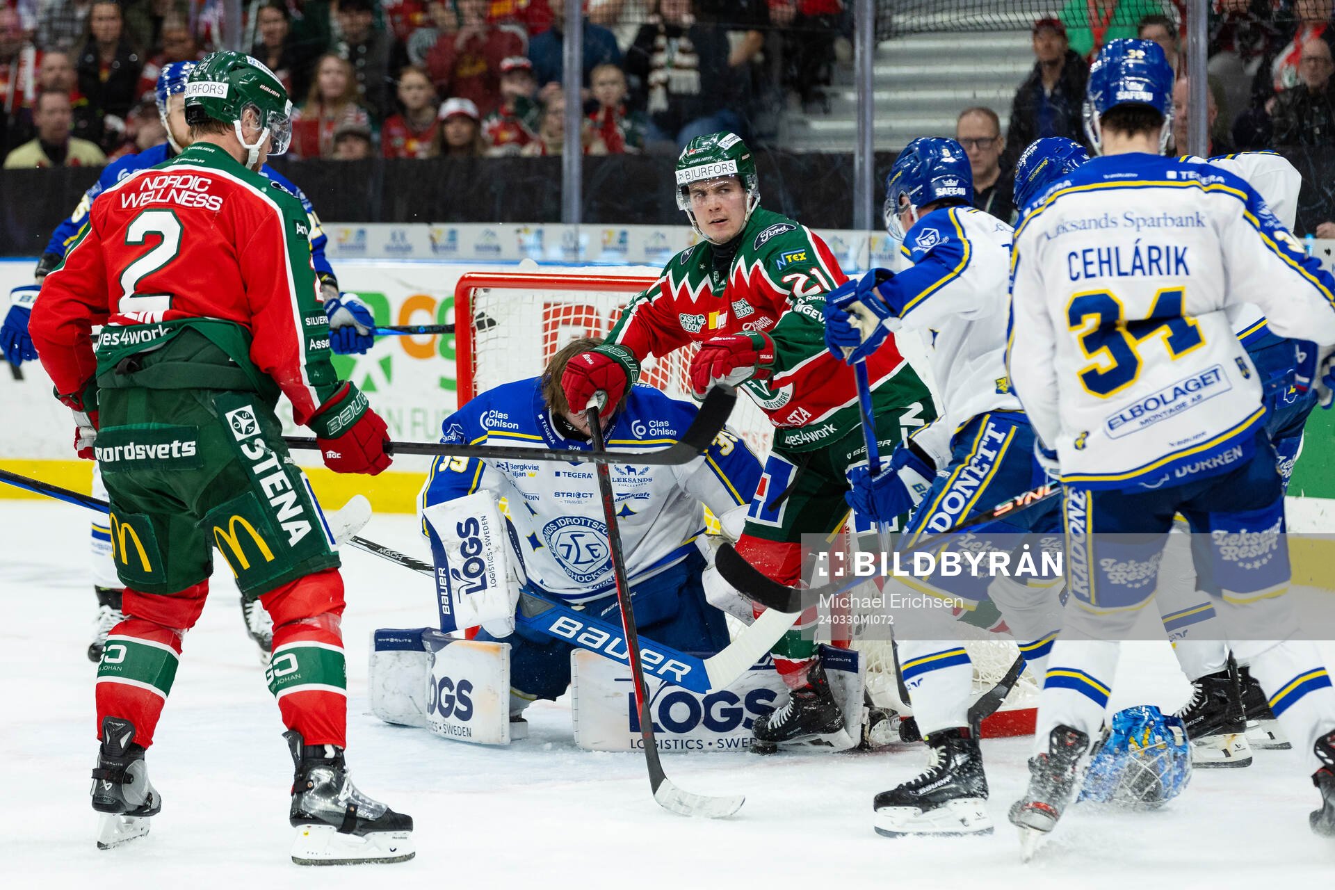 Leksands målvakt Filip Larsson tappar hjälmen