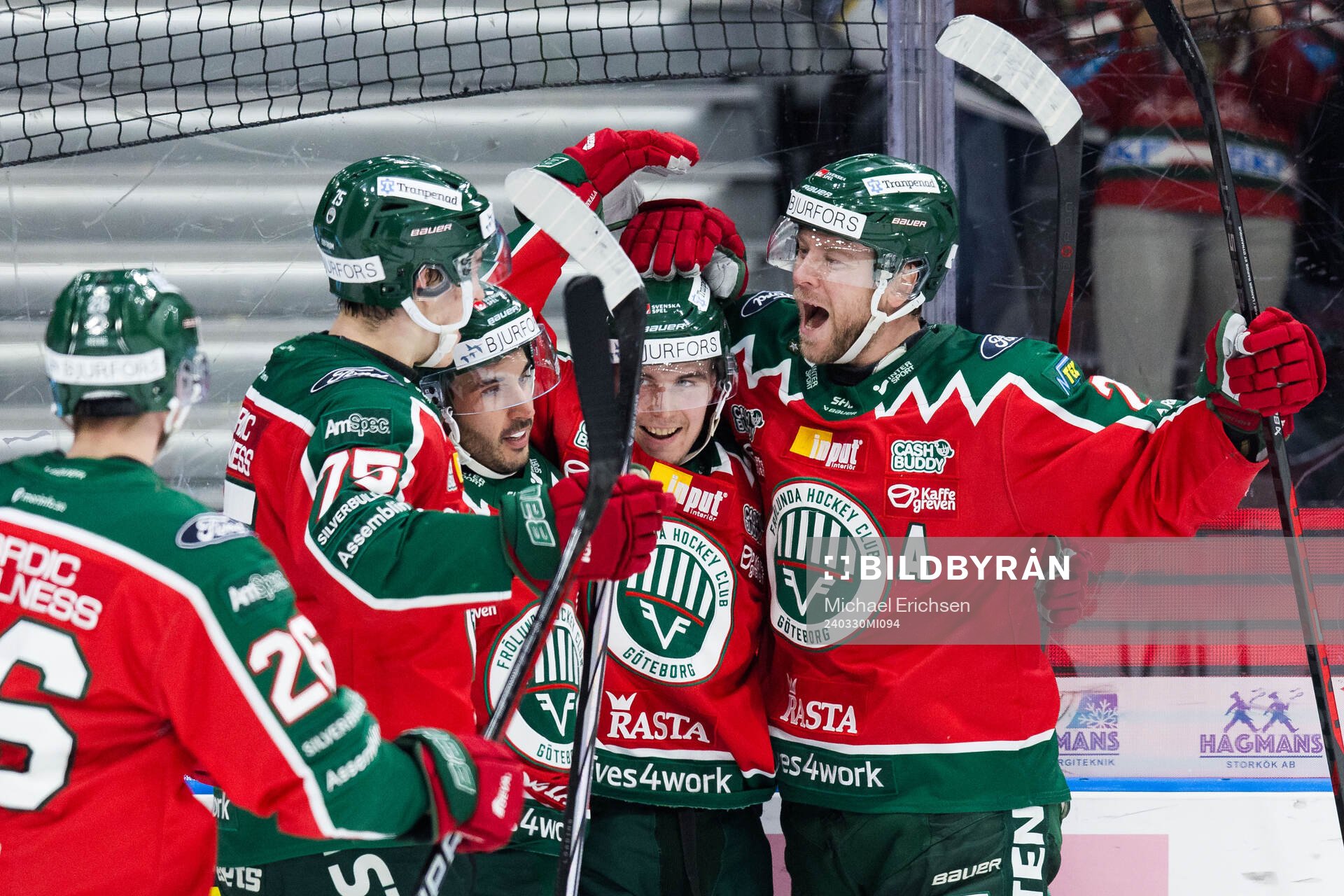 Frölundas Jere Innala jublar med lagkamrater