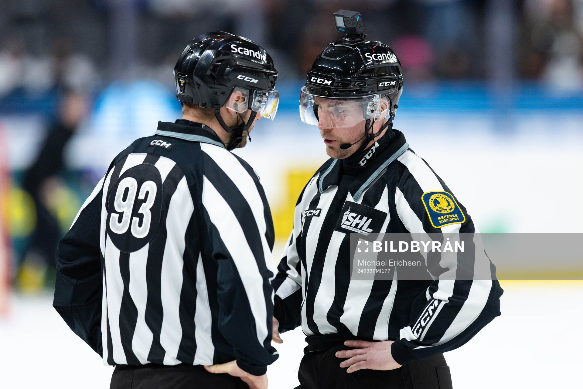 Linjedomare Mathias Naperotti och linjedomare Gustav Jonsson