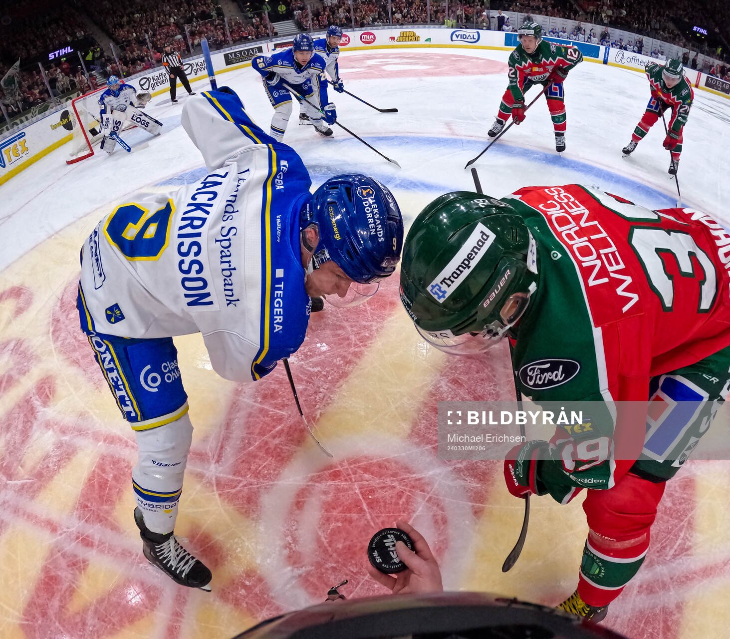 Linjedomare Gustav Jonsson vid en tekning mellan Leksands