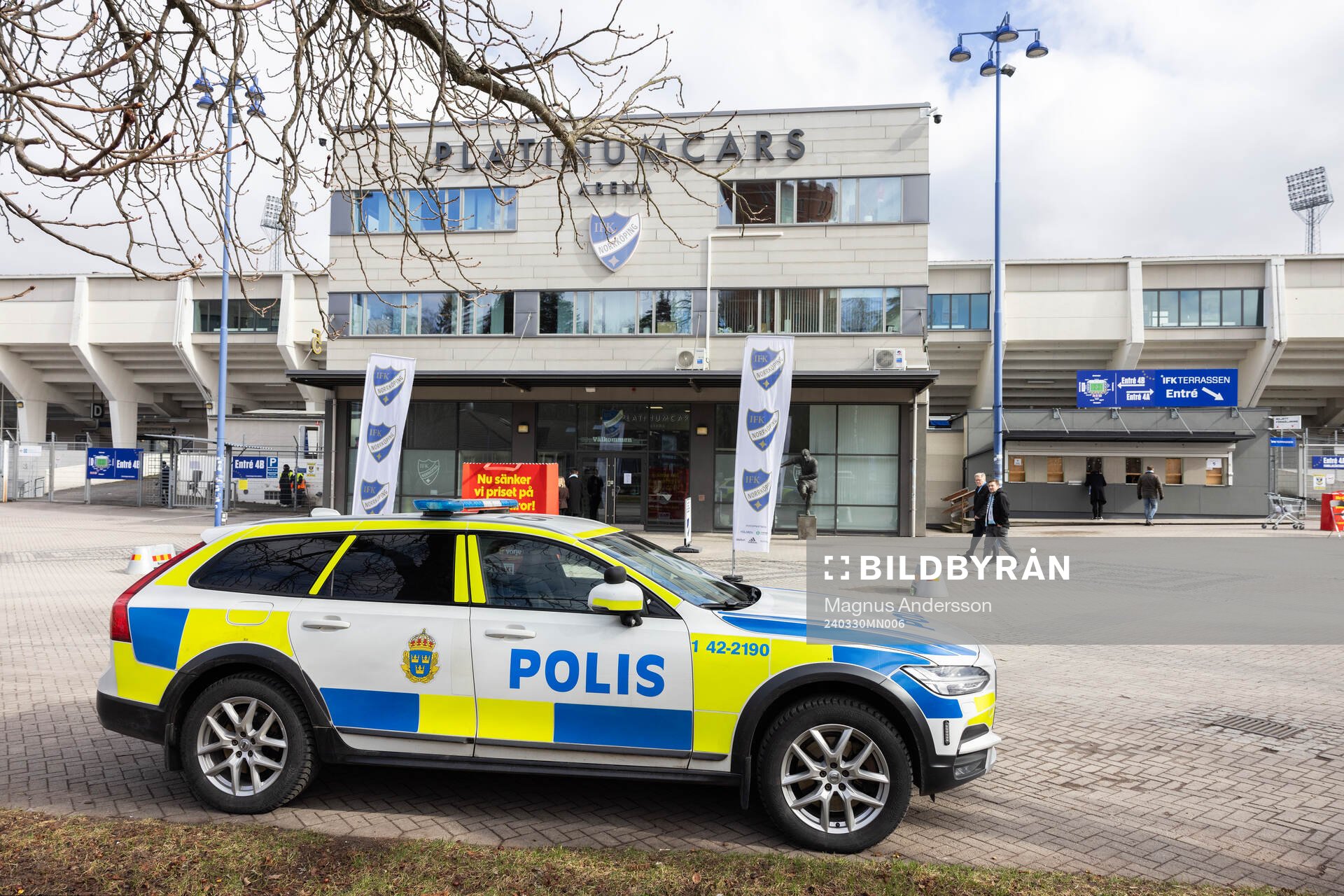 Polisbil utanför Platinumcars Arena inför fotbollsmatchen i Allsvenskan mellan IFK Norrköping och Malmö FF den 30 mars 2024 i Norrköping.