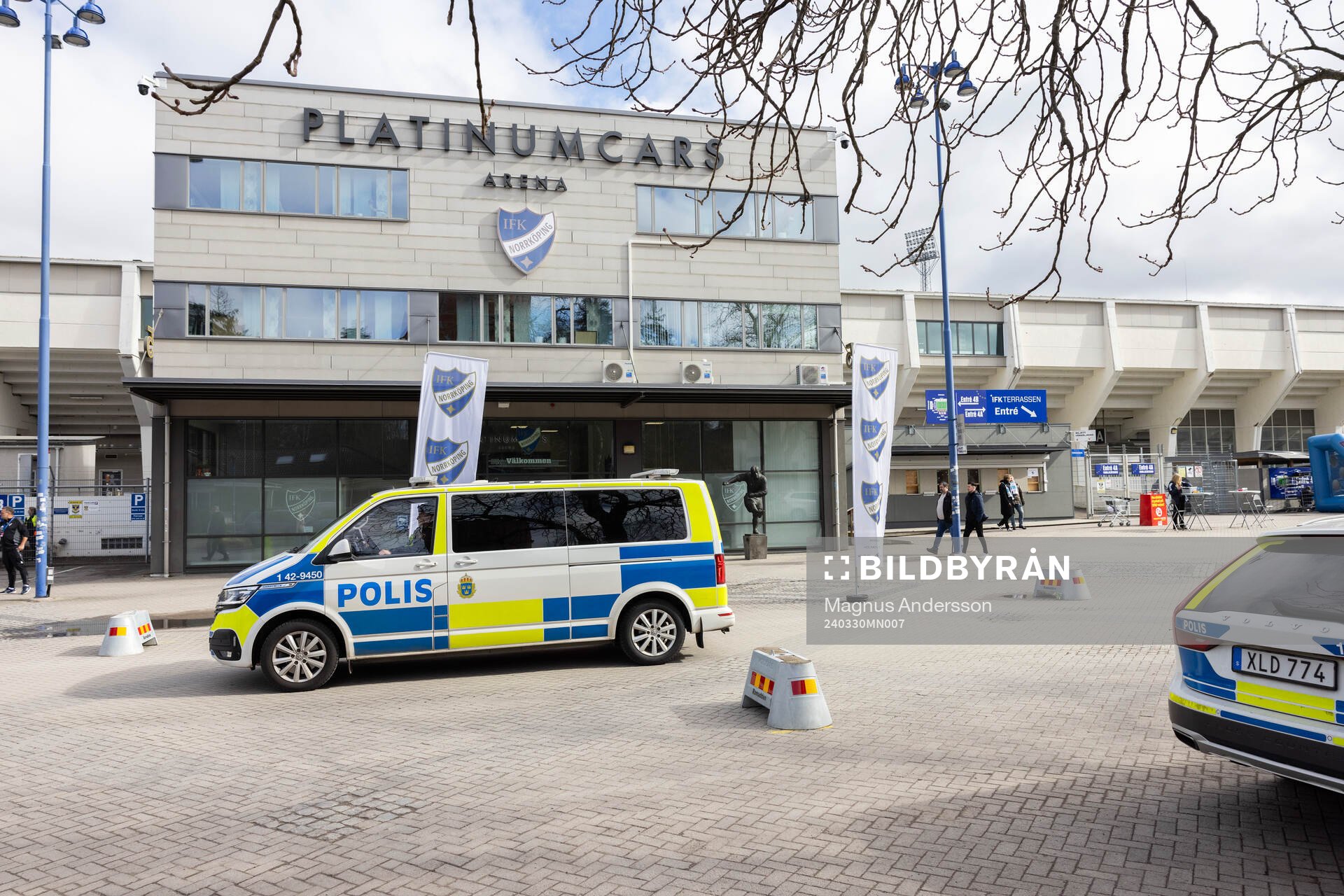 Polisbil utanför Platinumcars Arena inför fotbollsmatchen i Allsvenskan mellan IFK Norrköping och Malmö FF den 30 mars 2024 i Norrköping.