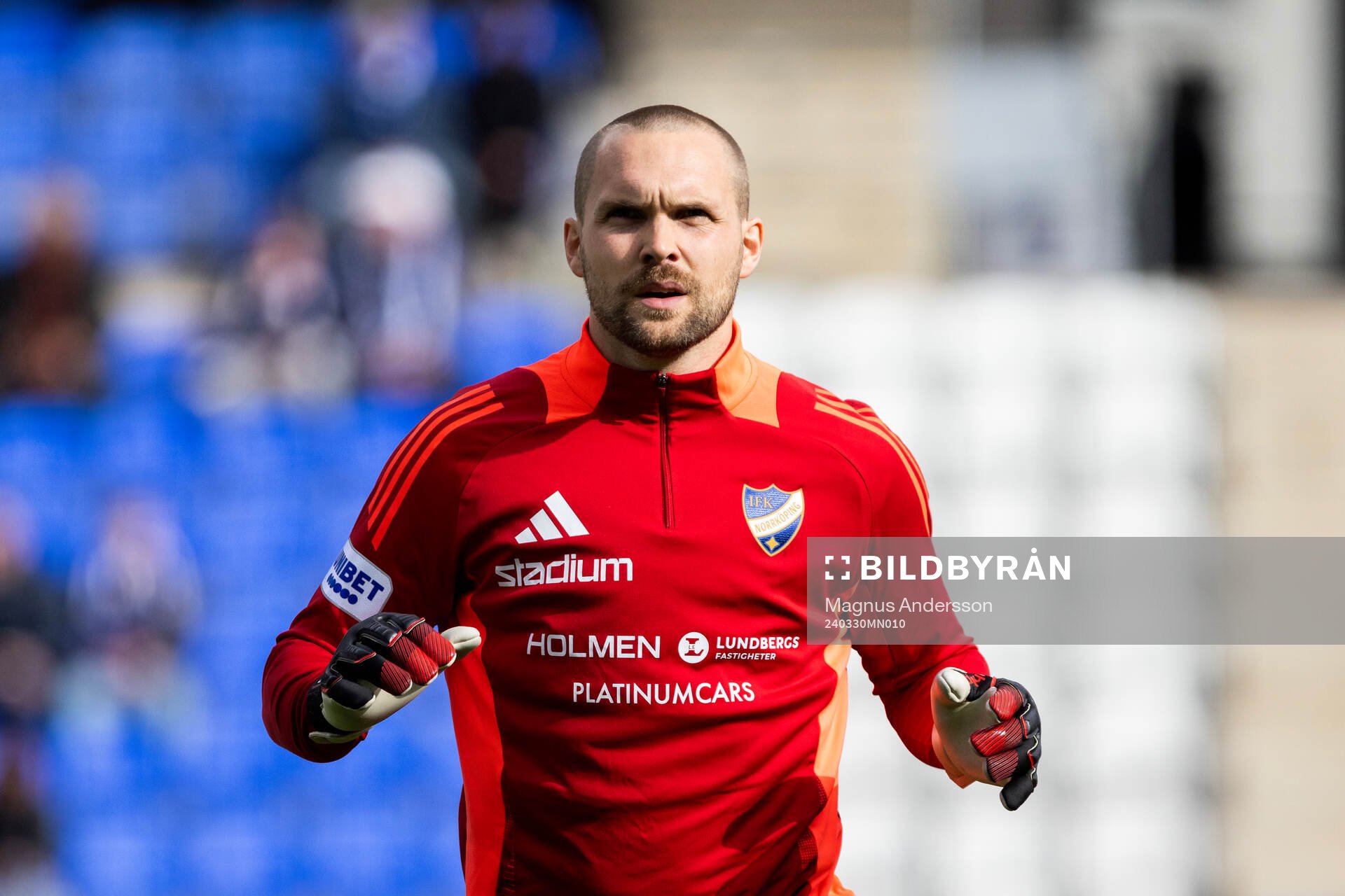 IFK Norrköpings målvakt Oscar Jansson på uppvärmningen
