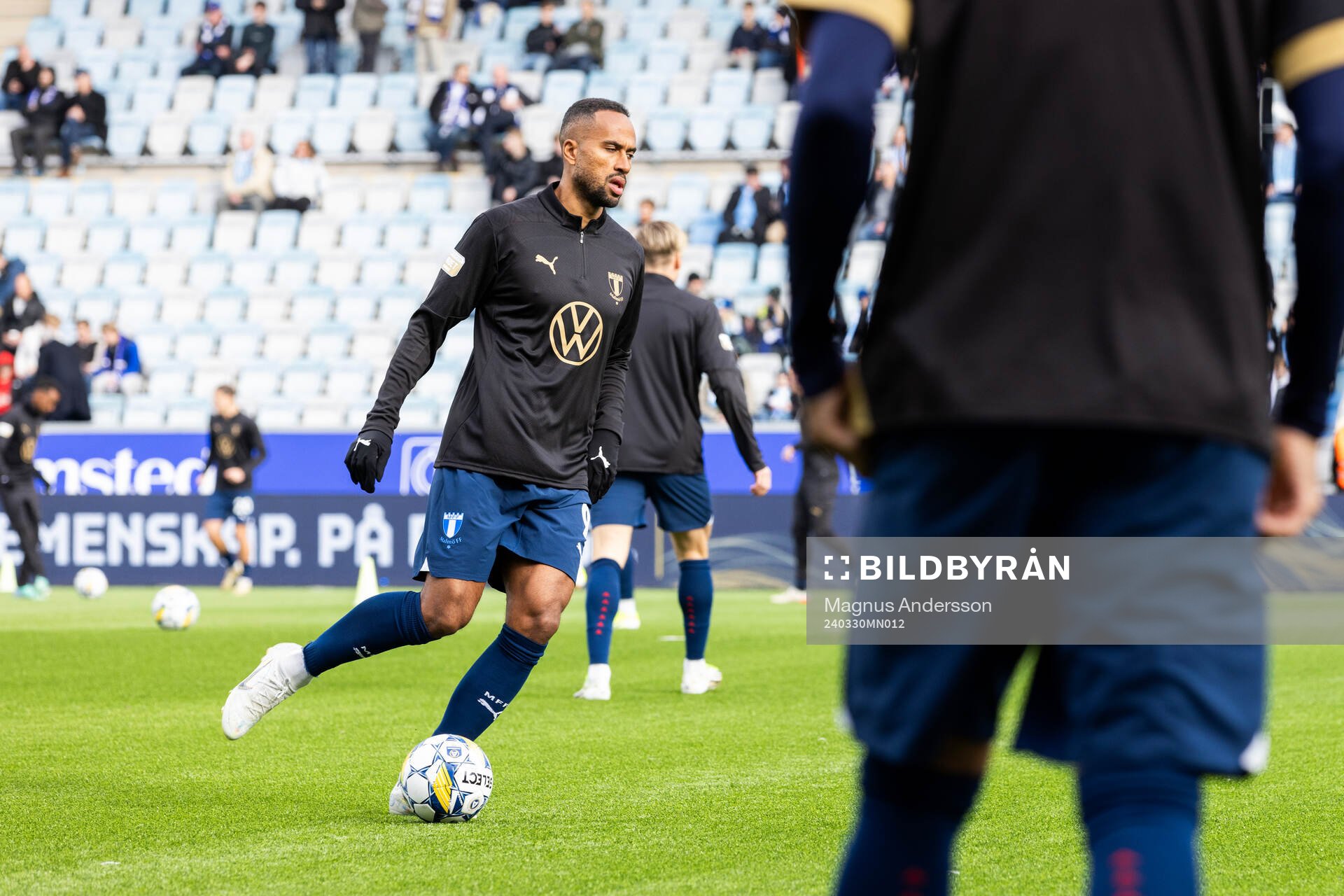 Malmö FFs Isaac Kiese Thelin på uppvärmningen